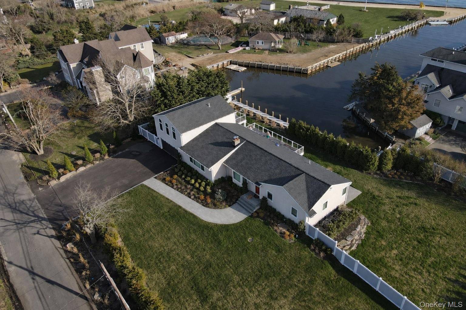 Casa de 4 Dormitorios Frente al Mar en Venta en Bayport - Nueva York - EE. UU. - 2