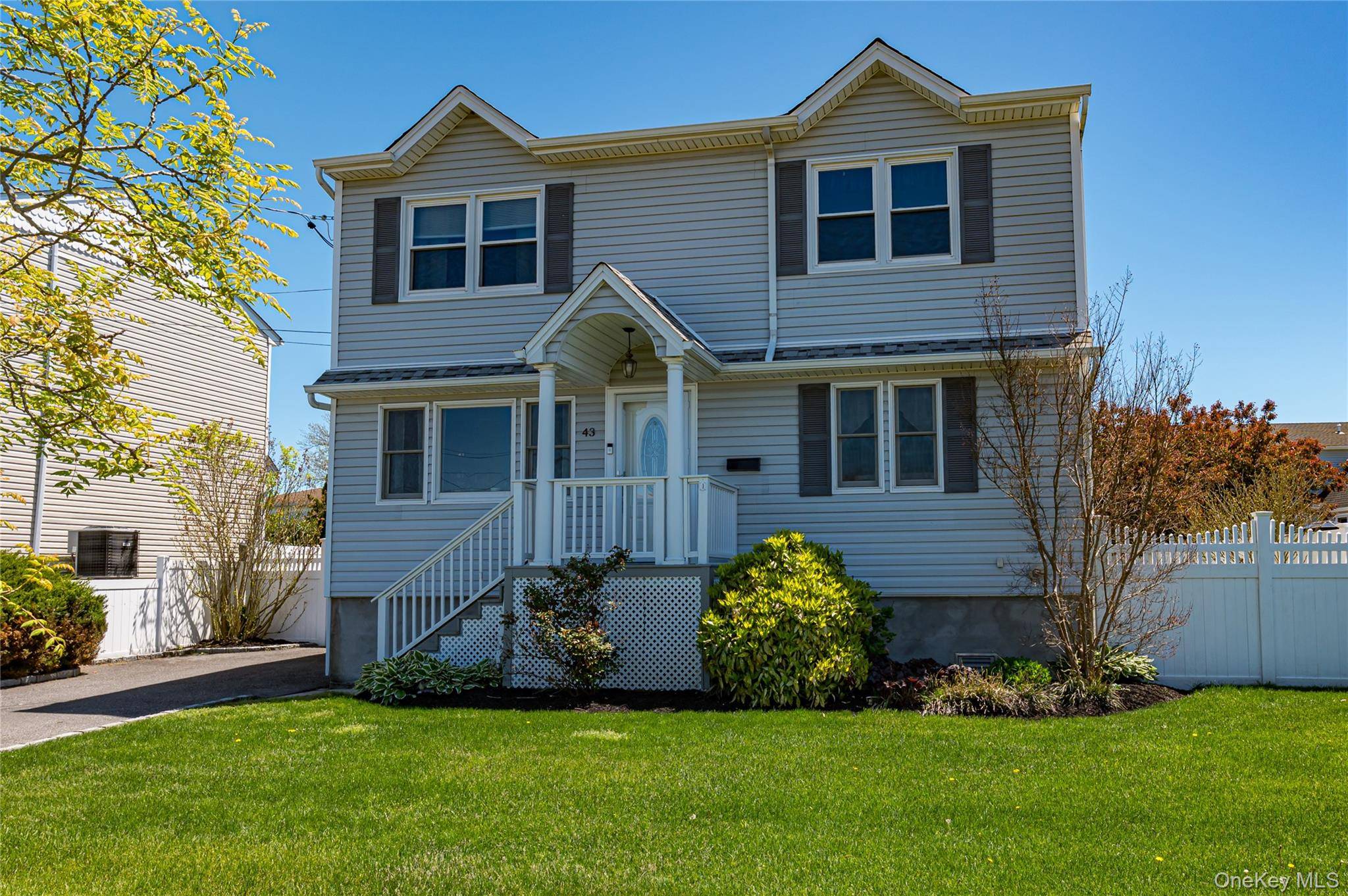 Casa de 4 Dormitorios Frente al Mar en Venta en Lindenhurst - Nueva York - EE. UU. - 1