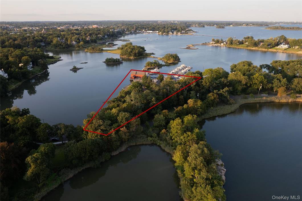 4 Bedroom Waterfront Home for Sale in RYE - NY - USA - 2