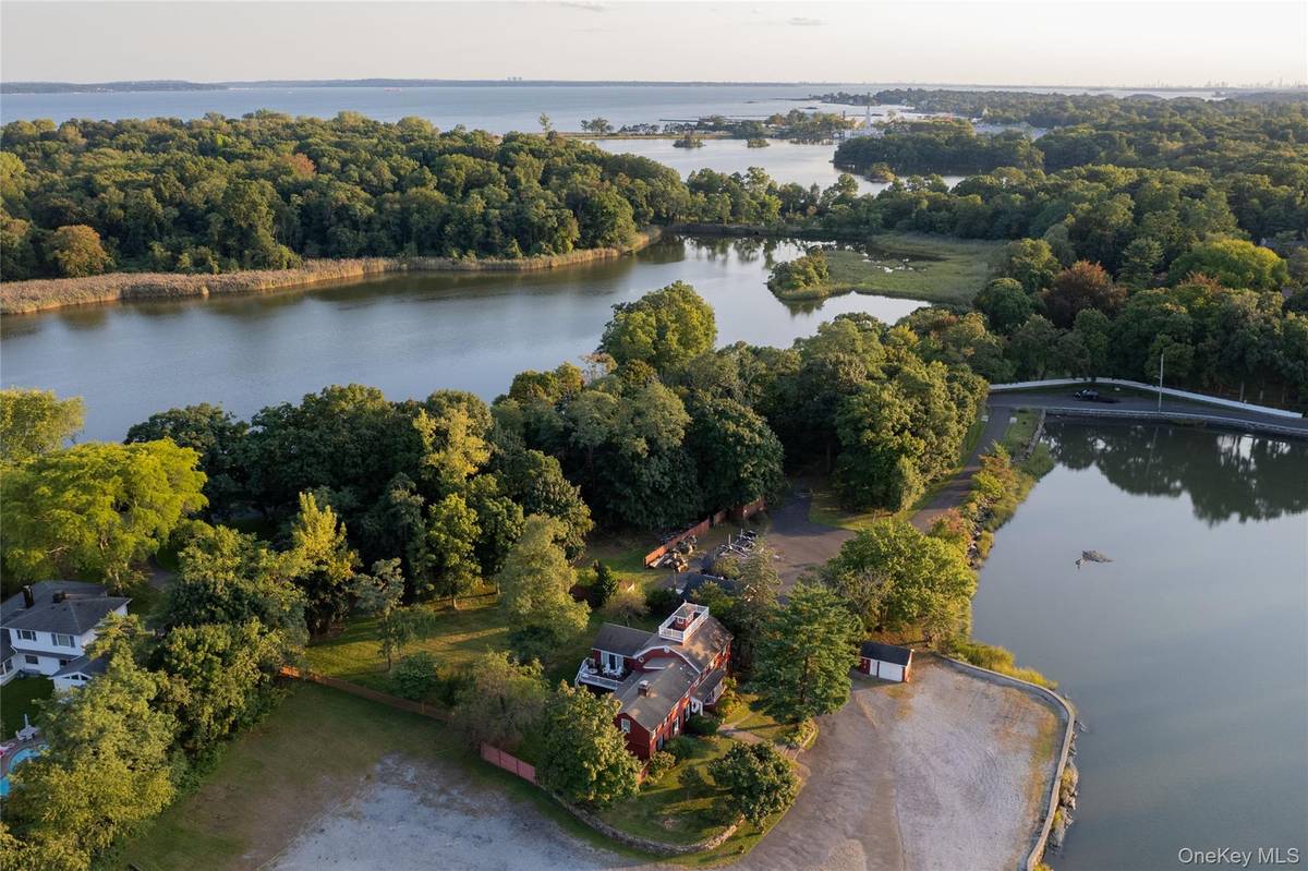 4 Bedroom Waterfront Home for Sale in RYE - NY - USA - 6