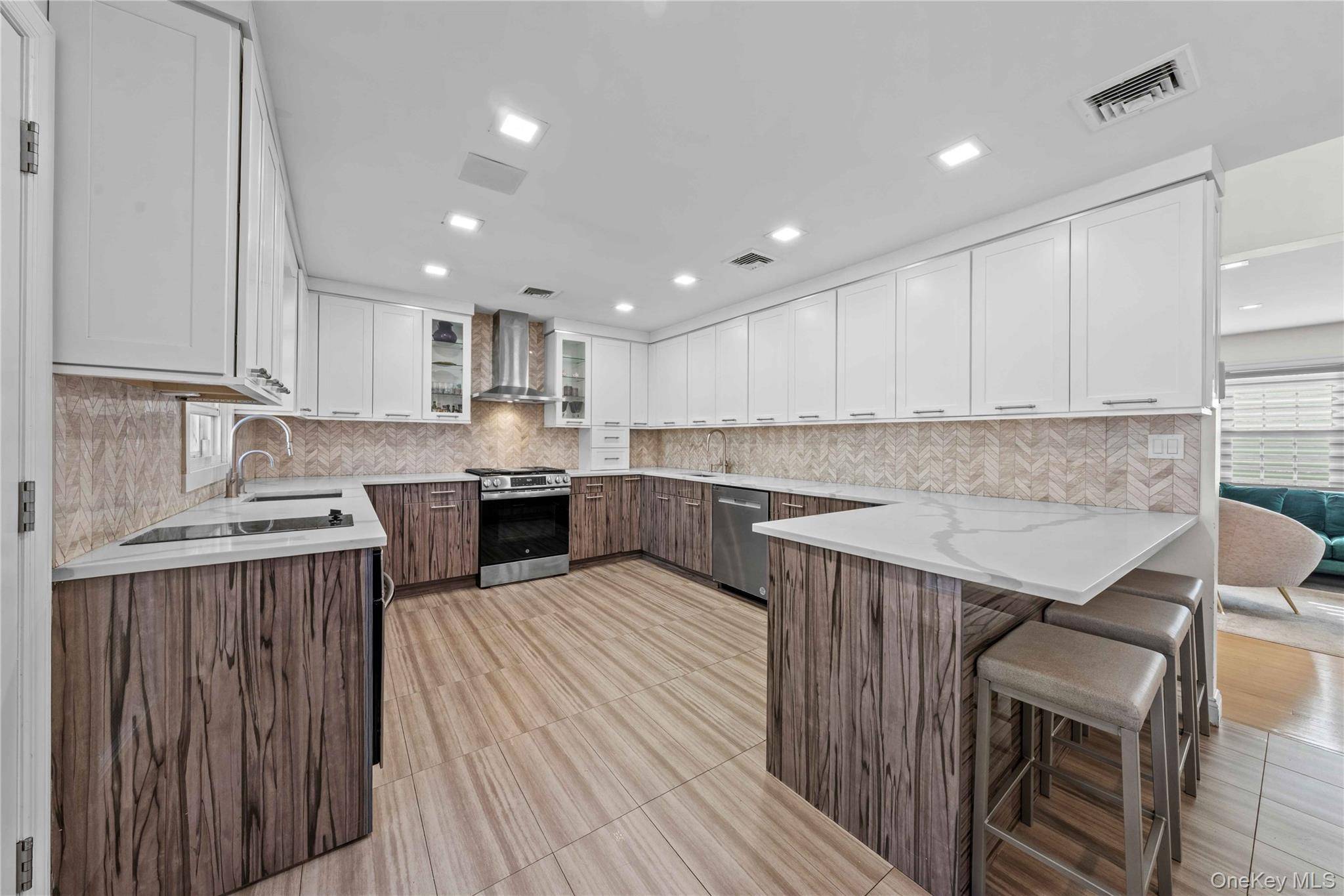 4 Bedroom Home for Sale in Airmont - New York - USA - 7