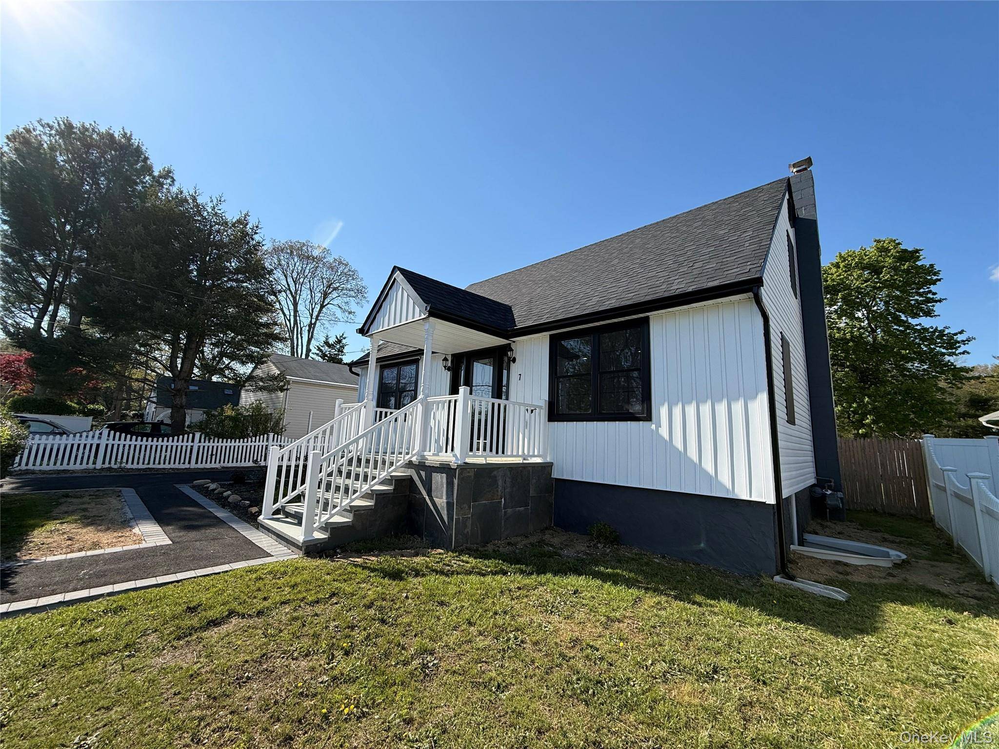 4 Bedroom Home for Sale in Bay Shore - New York - USA - 2