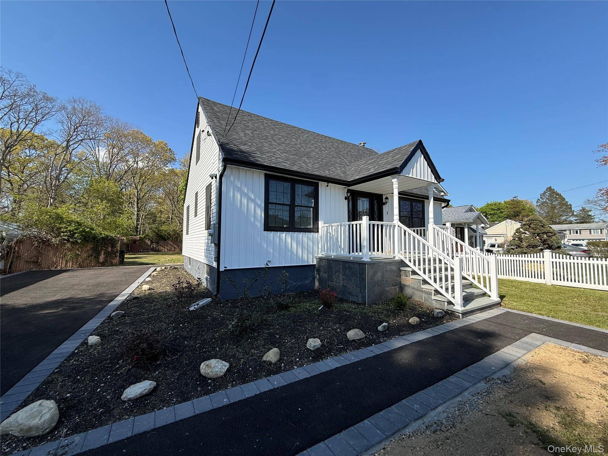 4 Bedroom Home for Sale in Bay Shore - New York - USA - 3