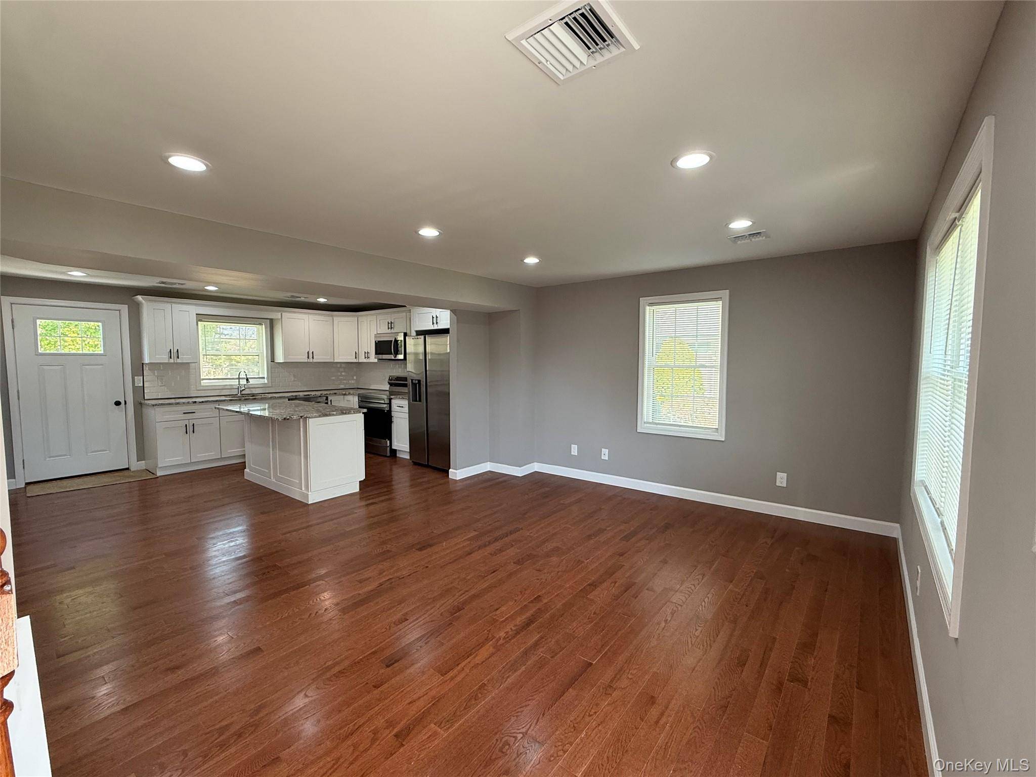 4 Bedroom Home for Sale in Bay Shore - New York - USA - 5