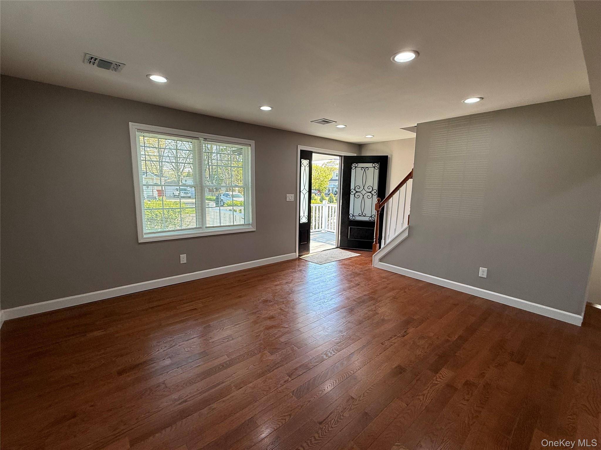 4 Bedroom Home for Sale in Bay Shore - New York - USA - 6