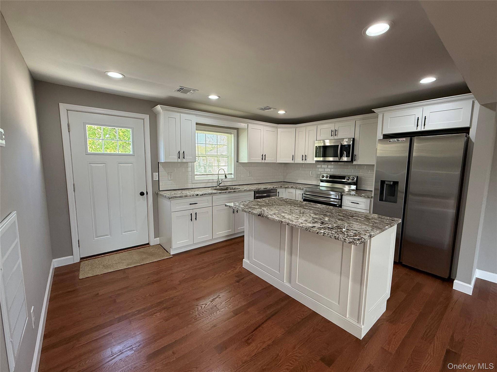 4 Bedroom Home for Sale in Bay Shore - New York - USA - 7