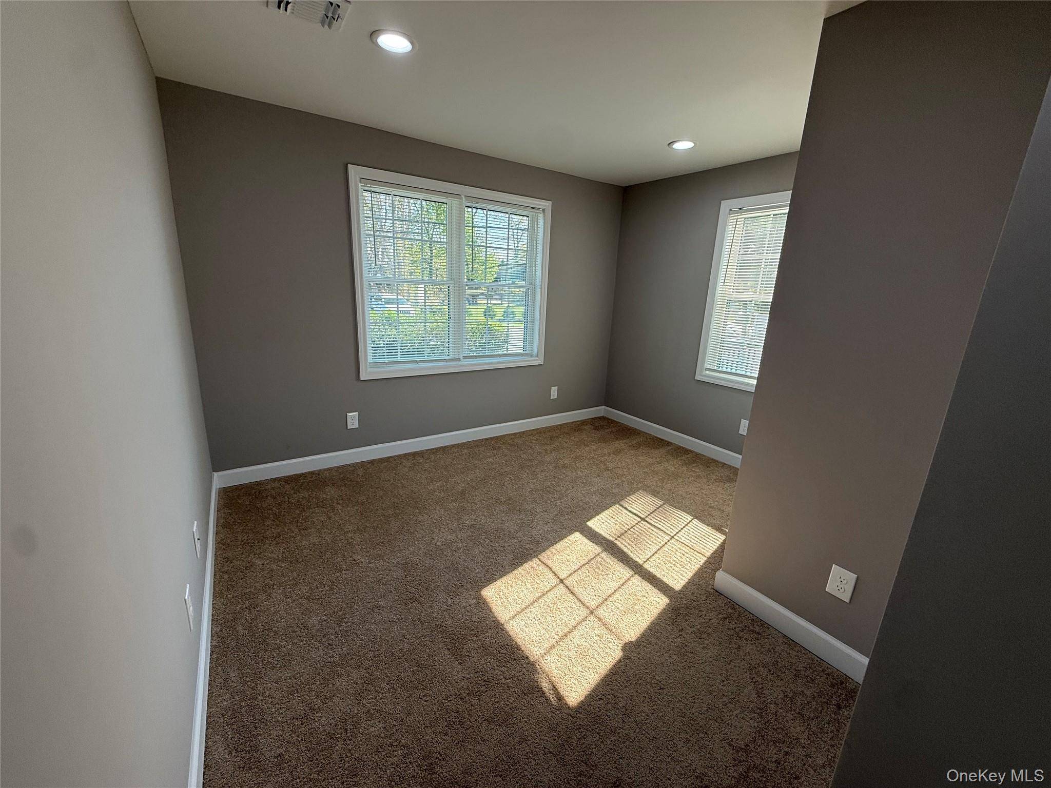 4 Bedroom Home for Sale in Bay Shore - New York - USA - 8