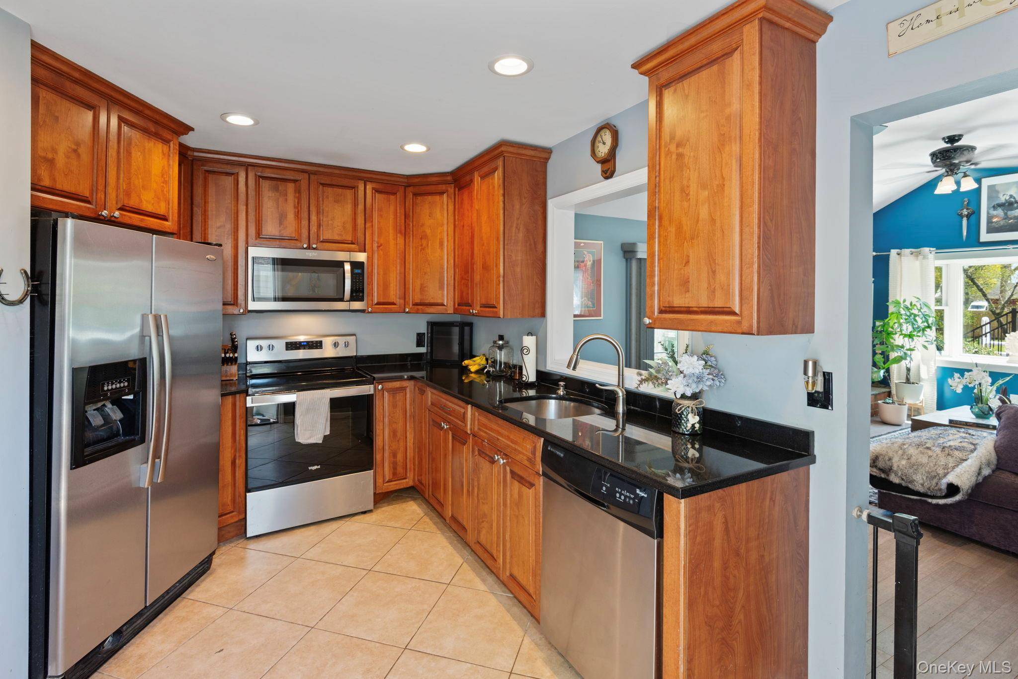 4 Bedroom Home for Sale in Bay Shore - New York - USA - 5