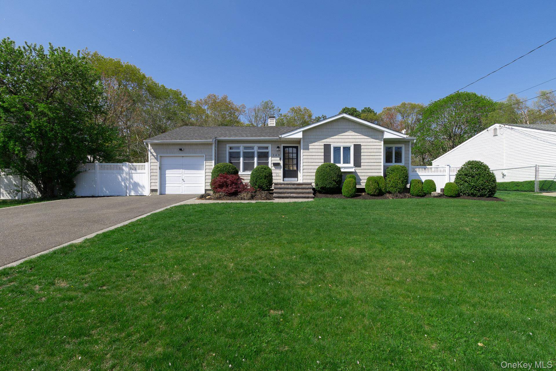 Casa de 4 Dormitorios en Venta en Bayport - Nueva York - EE. UU. - 1