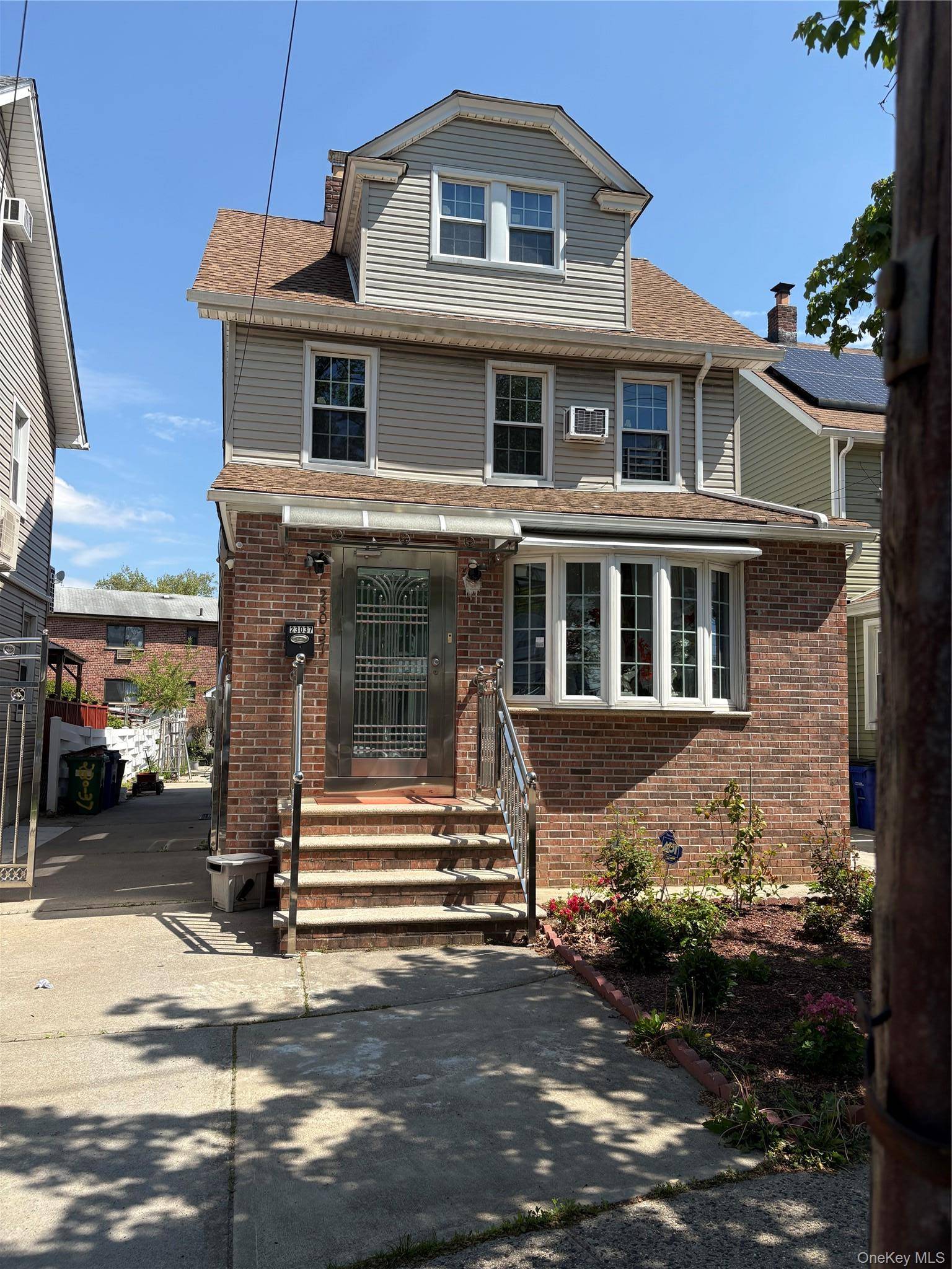 Casa de 4 Dormitorios en Venta en Bellerose Manor - Nueva York - EE. UU. - 1