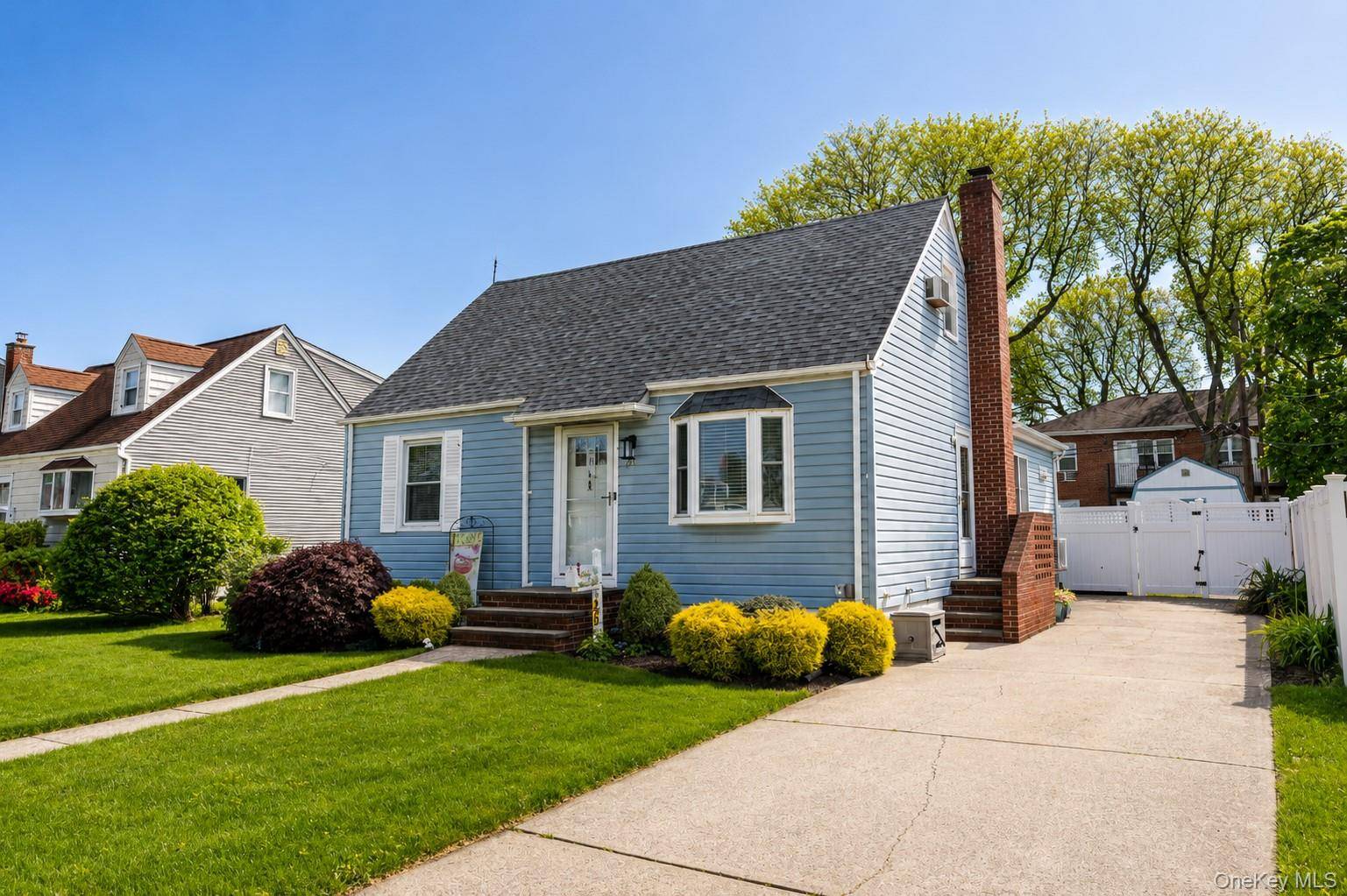 4 Bedroom Home for Sale in Bethpage - New York - USA - 2