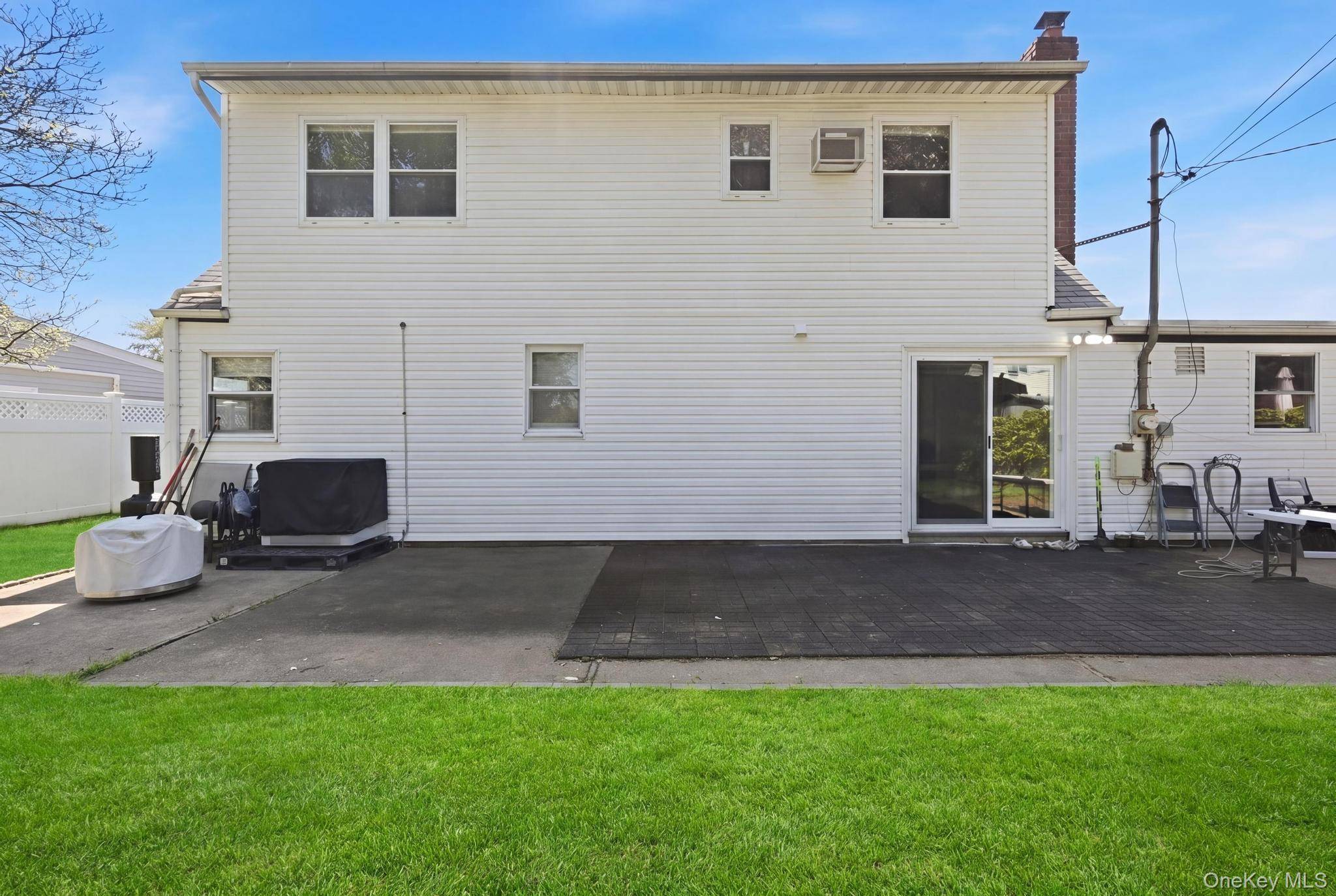 4 Bedroom Home for Sale in Bethpage - New York - USA - 3