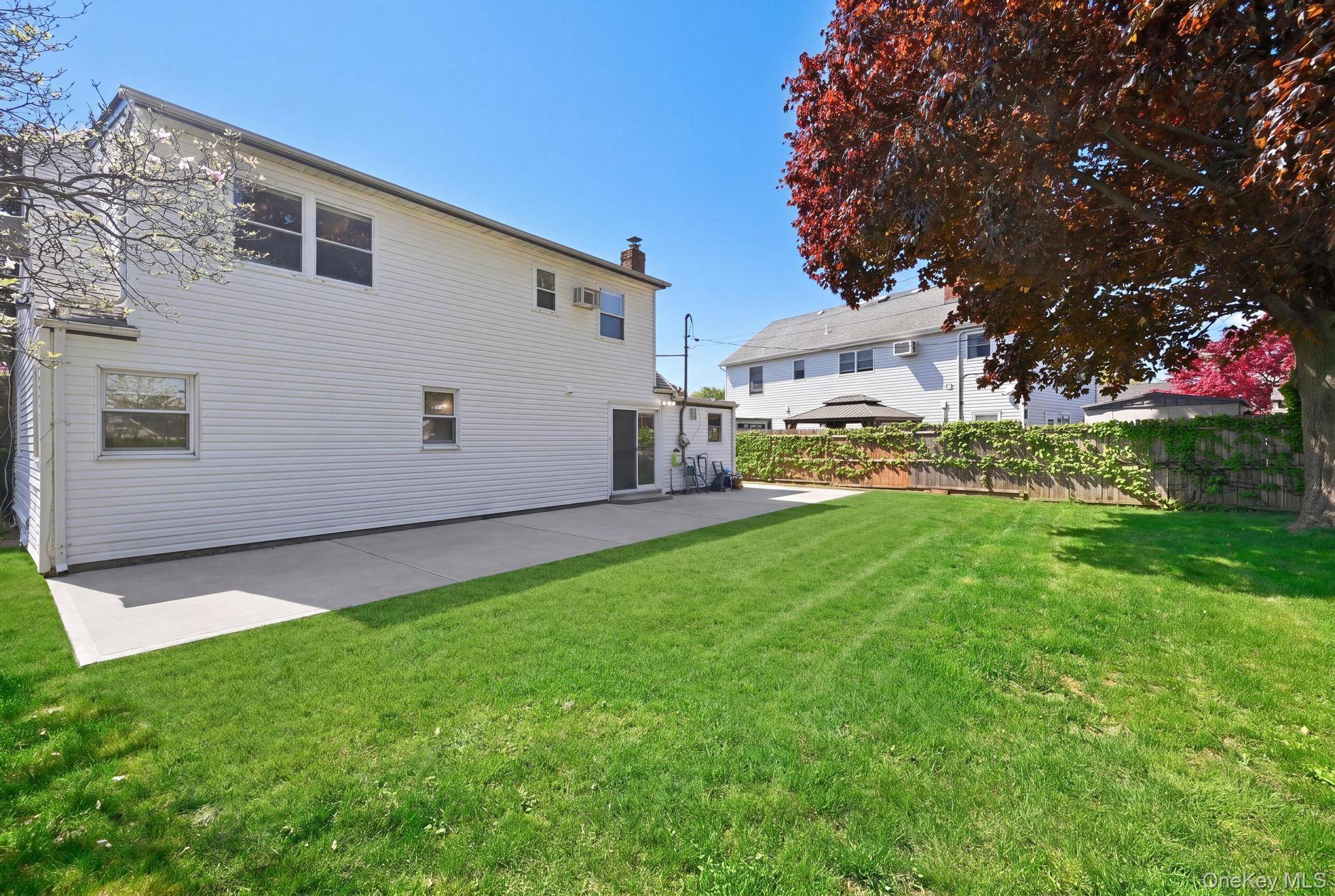 4 Bedroom Home for Sale in Bethpage - New York - USA - 4