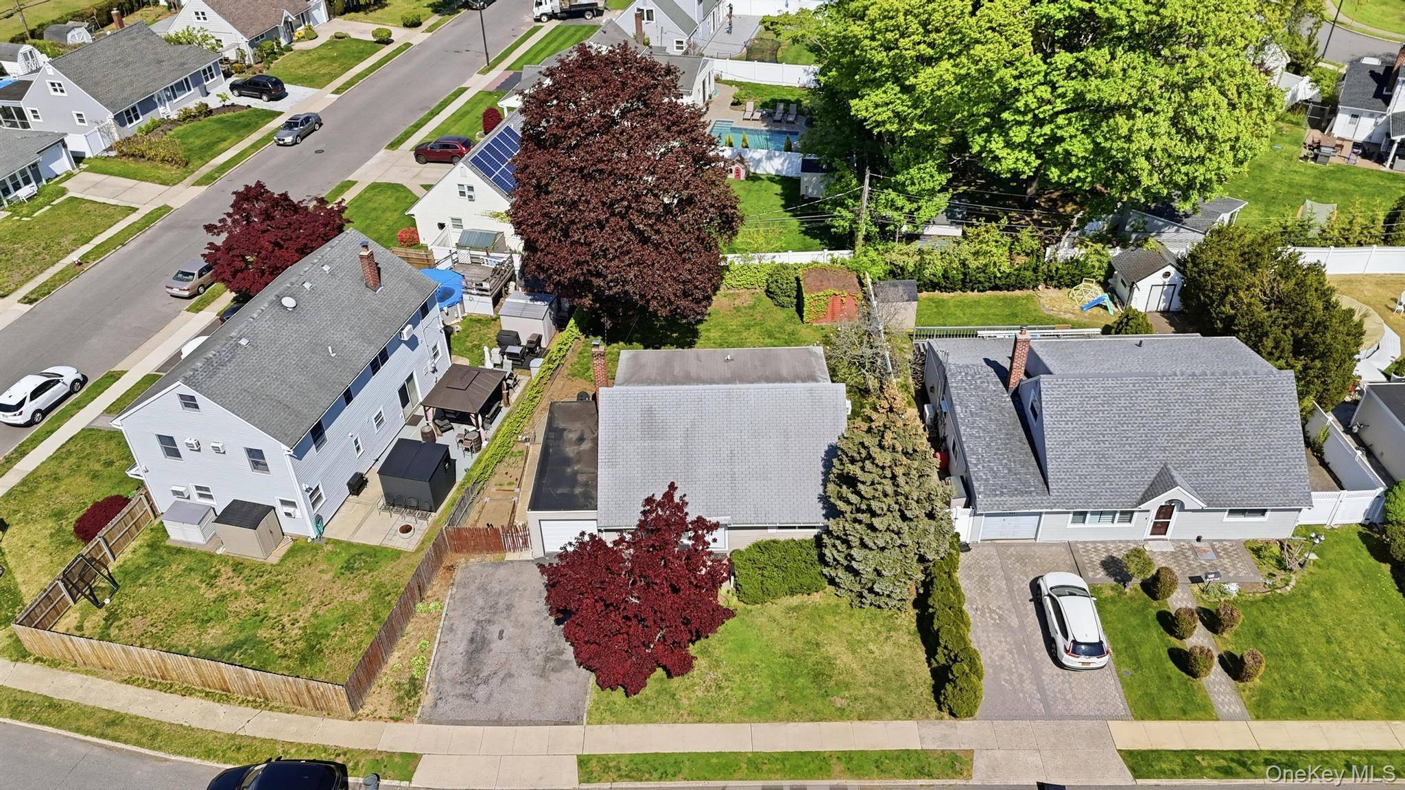 4 Bedroom Home for Sale in Bethpage - New York - USA - 7
