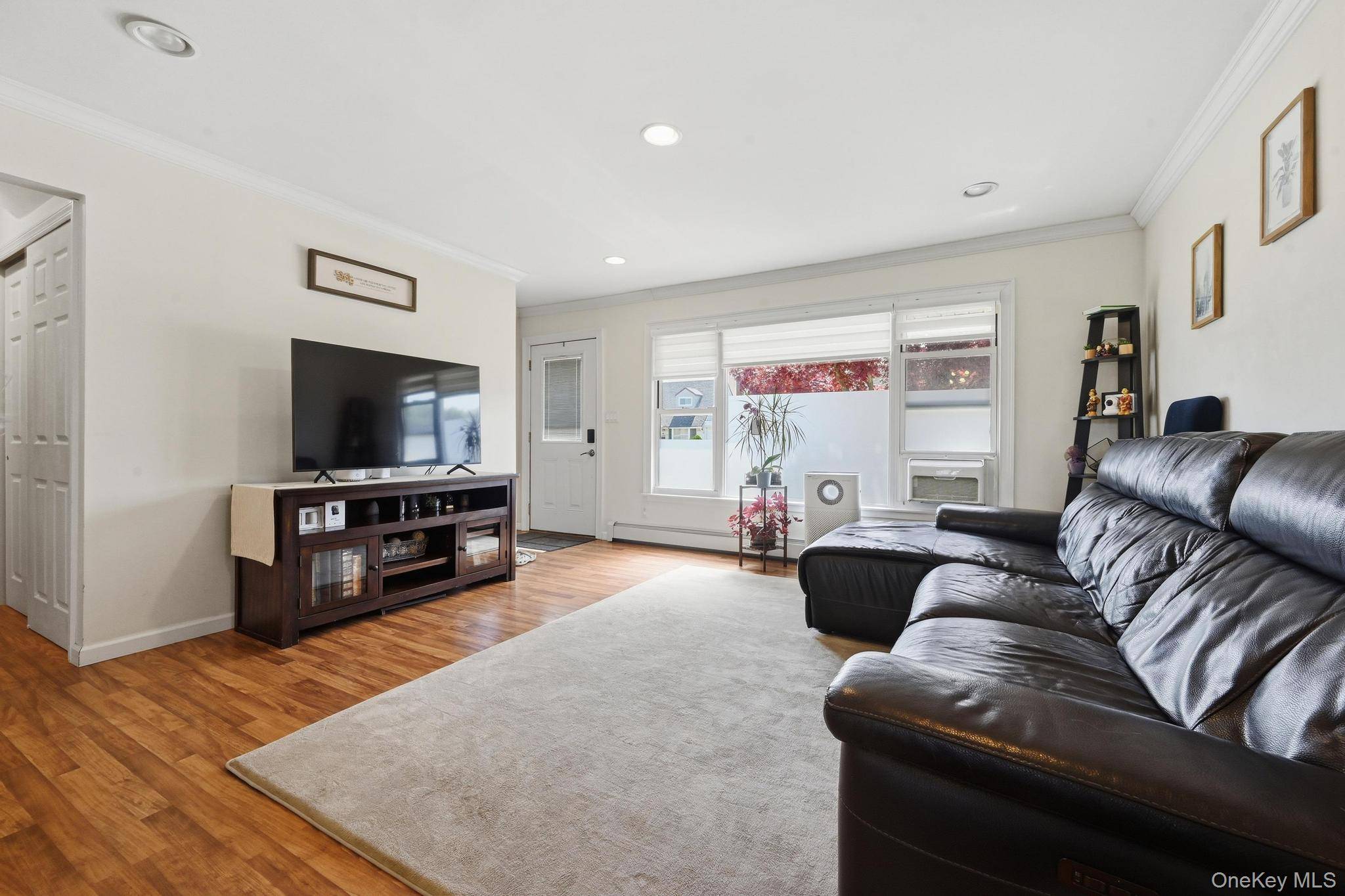 4 Bedroom Home for Sale in Bethpage - New York - USA - 8