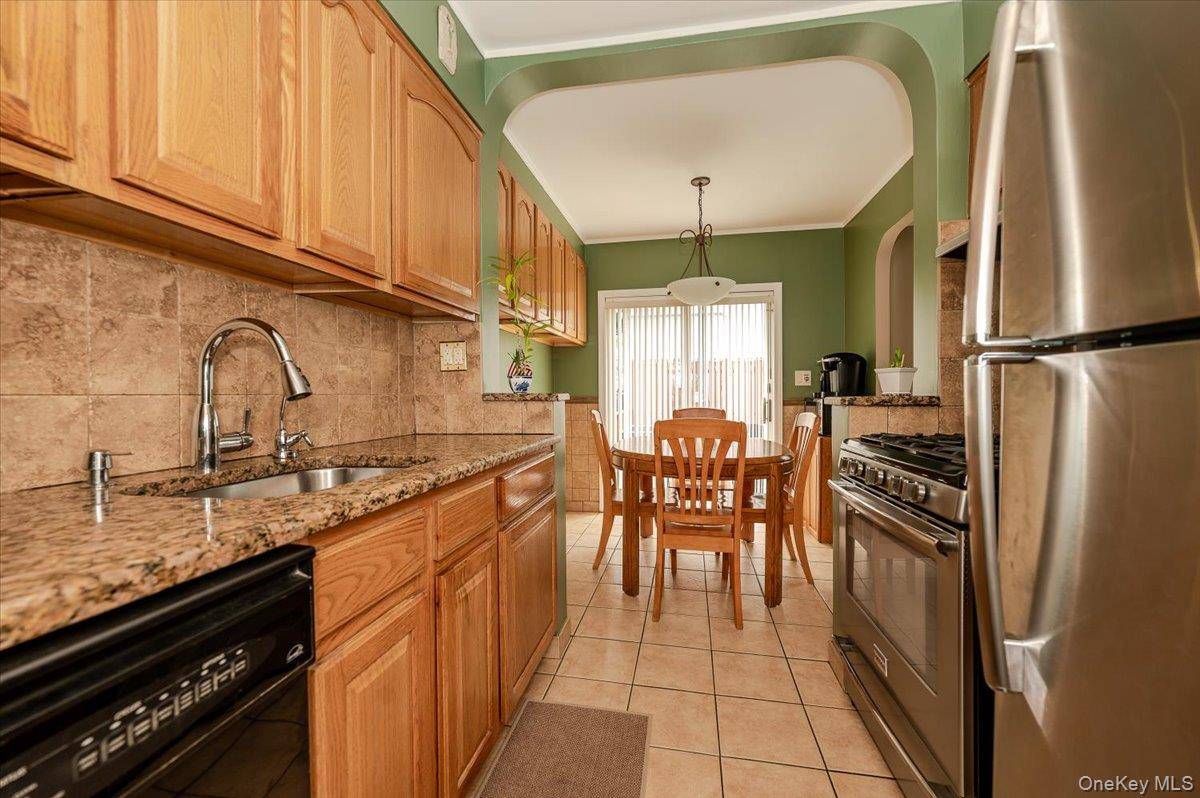 4 Bedroom Home for Sale in Bronx - New York - USA - 8