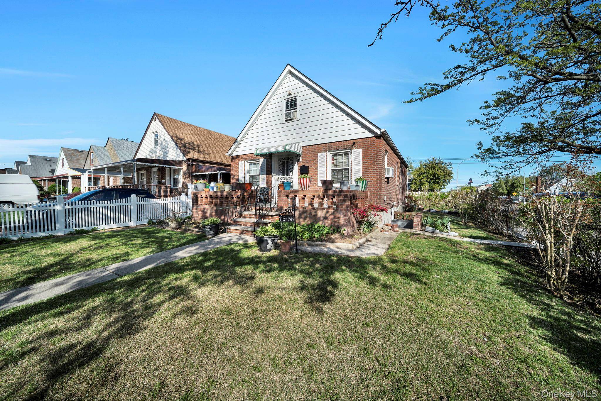 Casa de 4 Dormitorios en Venta en Cambria Heights - Nueva York - EE. UU. - 1