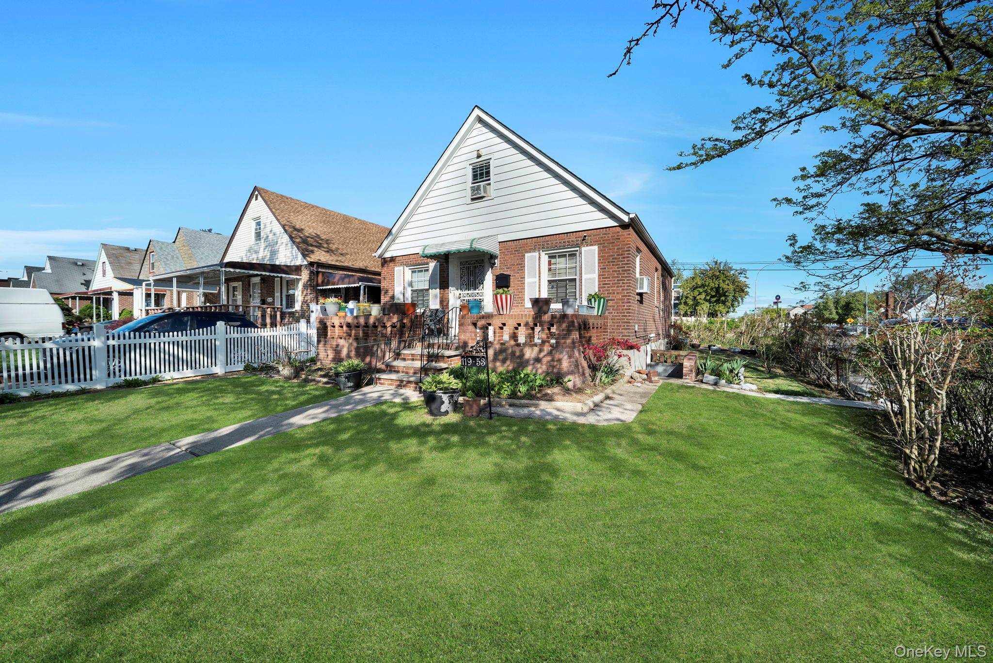 Casa de 4 Dormitorios en Venta en Cambria Heights - Nueva York - EE. UU. - 2