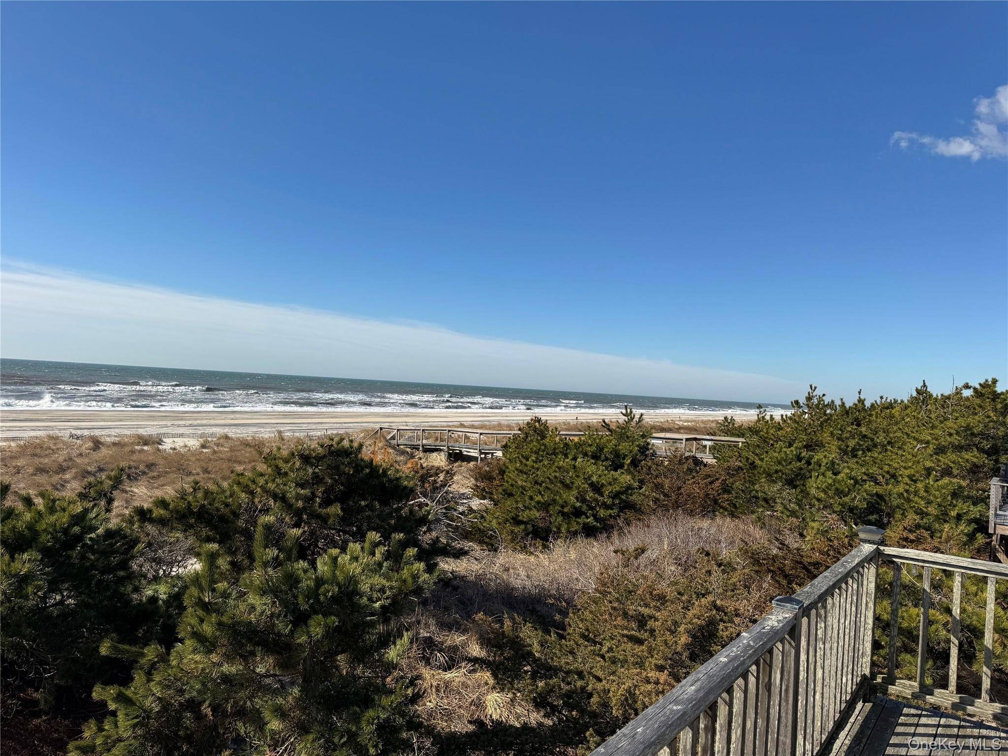 Casa com 4 Quartos à Venda em Cherry Grove - Nova Iorque - EUA - 2
