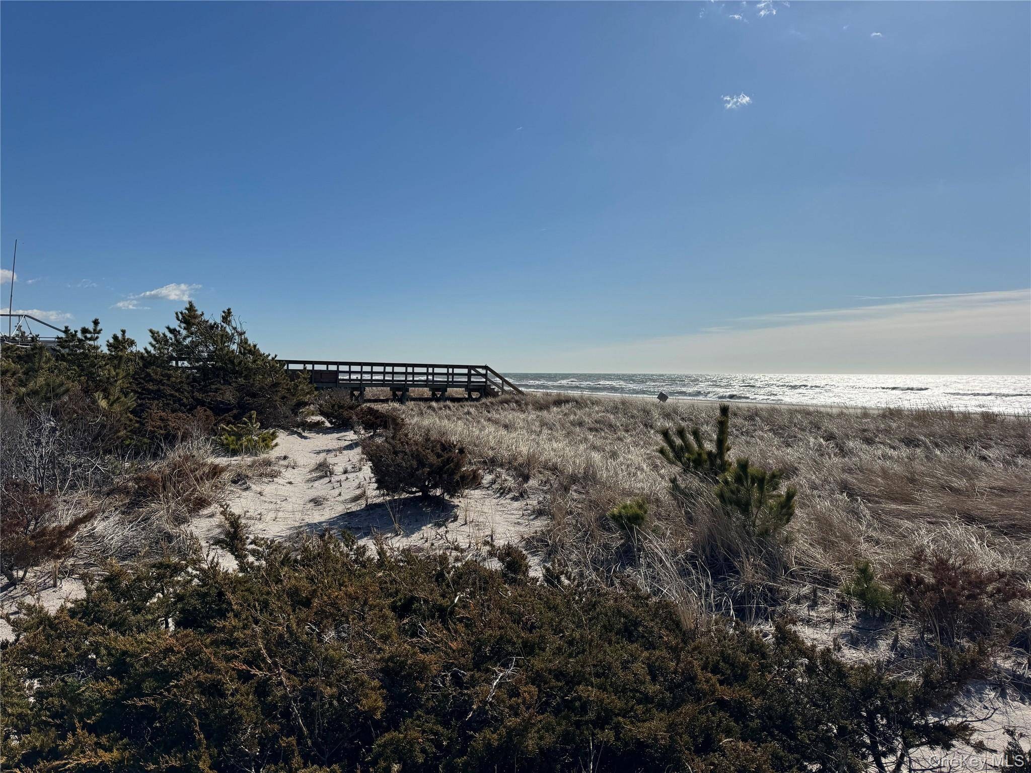 Casa com 4 Quartos à Venda em Cherry Grove - Nova Iorque - EUA - 3