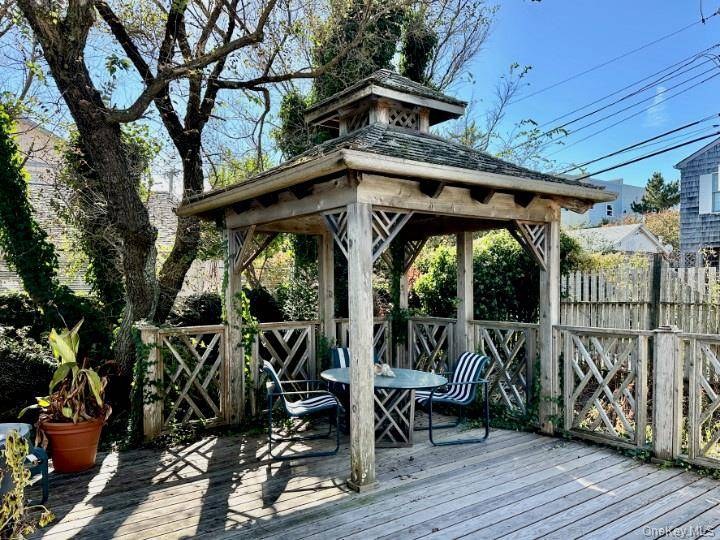 Casa com 4 Quartos à Venda em Cherry Grove - Nova Iorque - EUA - 3