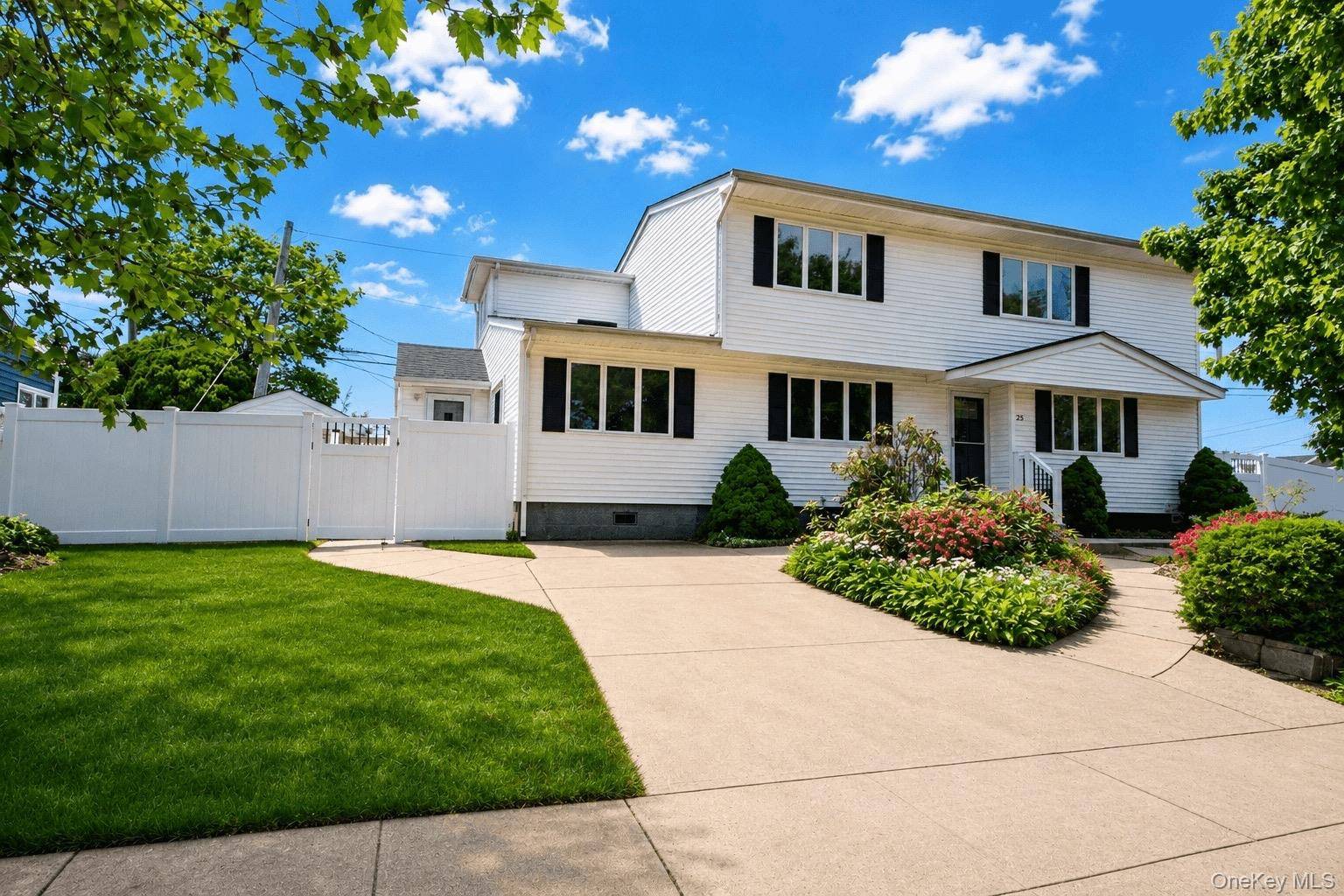 4 Bedroom Home for Sale in Commack - New York - USA - 1
