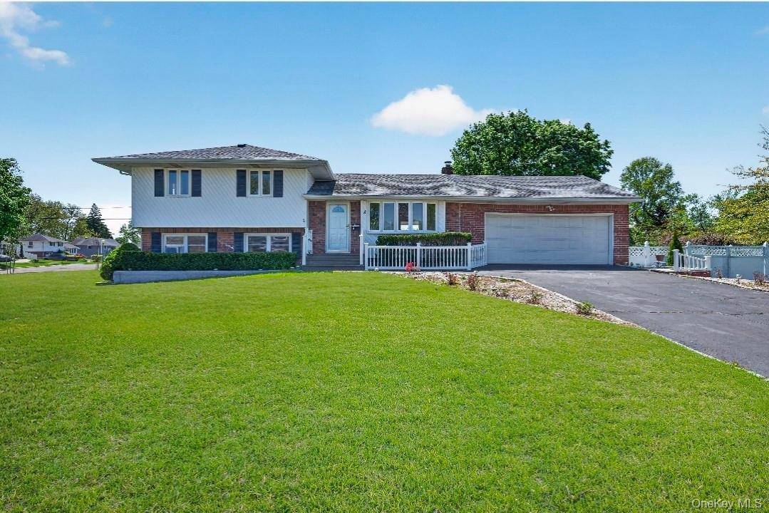 4 Bedroom Home for Sale in Commack - New York - USA - 1