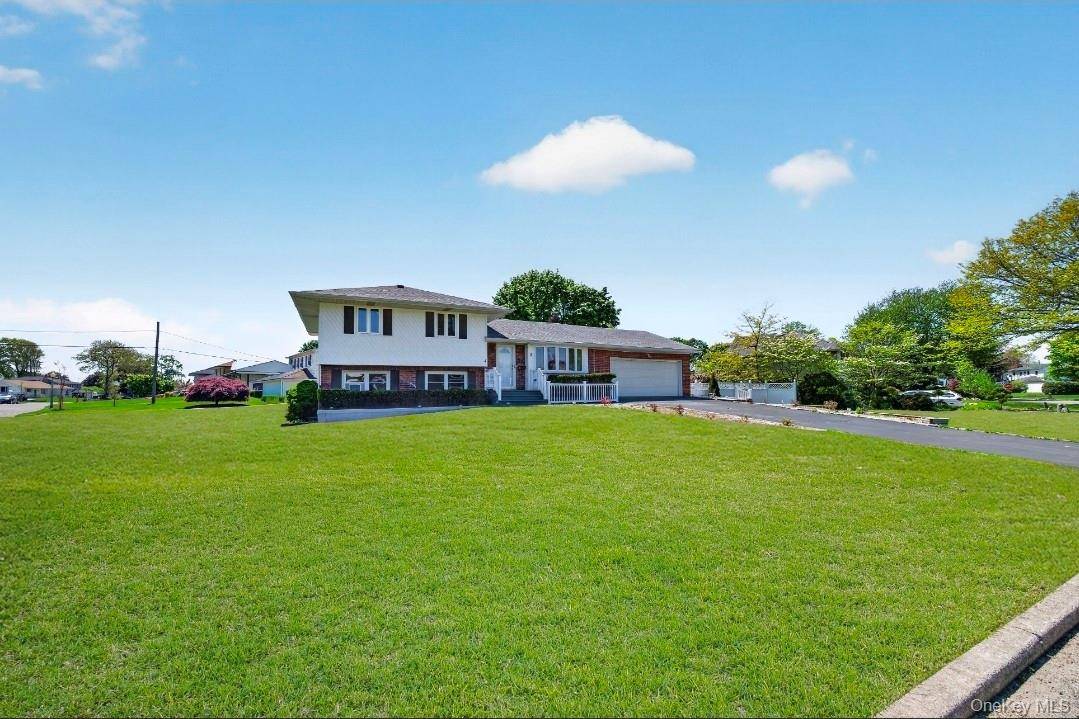 4 Bedroom Home for Sale in Commack - New York - USA - 3