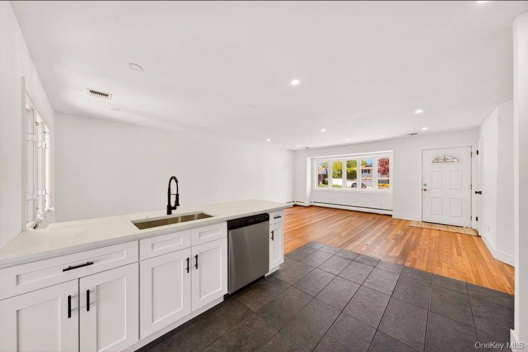 4 Bedroom Home for Sale in Commack - New York - USA - 7