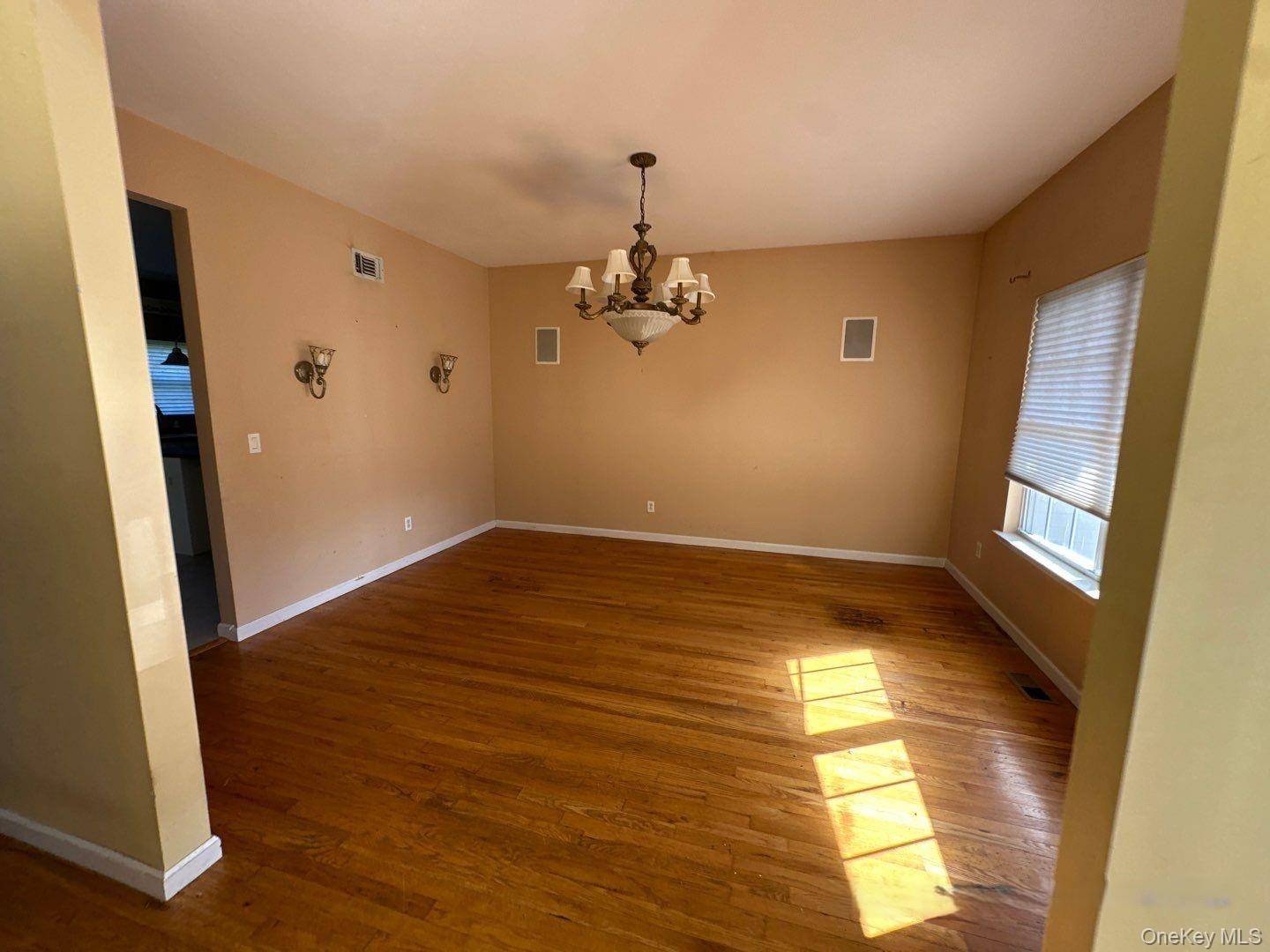 Casa de 4 Dormitorios en Venta en Coram - Nueva York - EE. UU. - 3