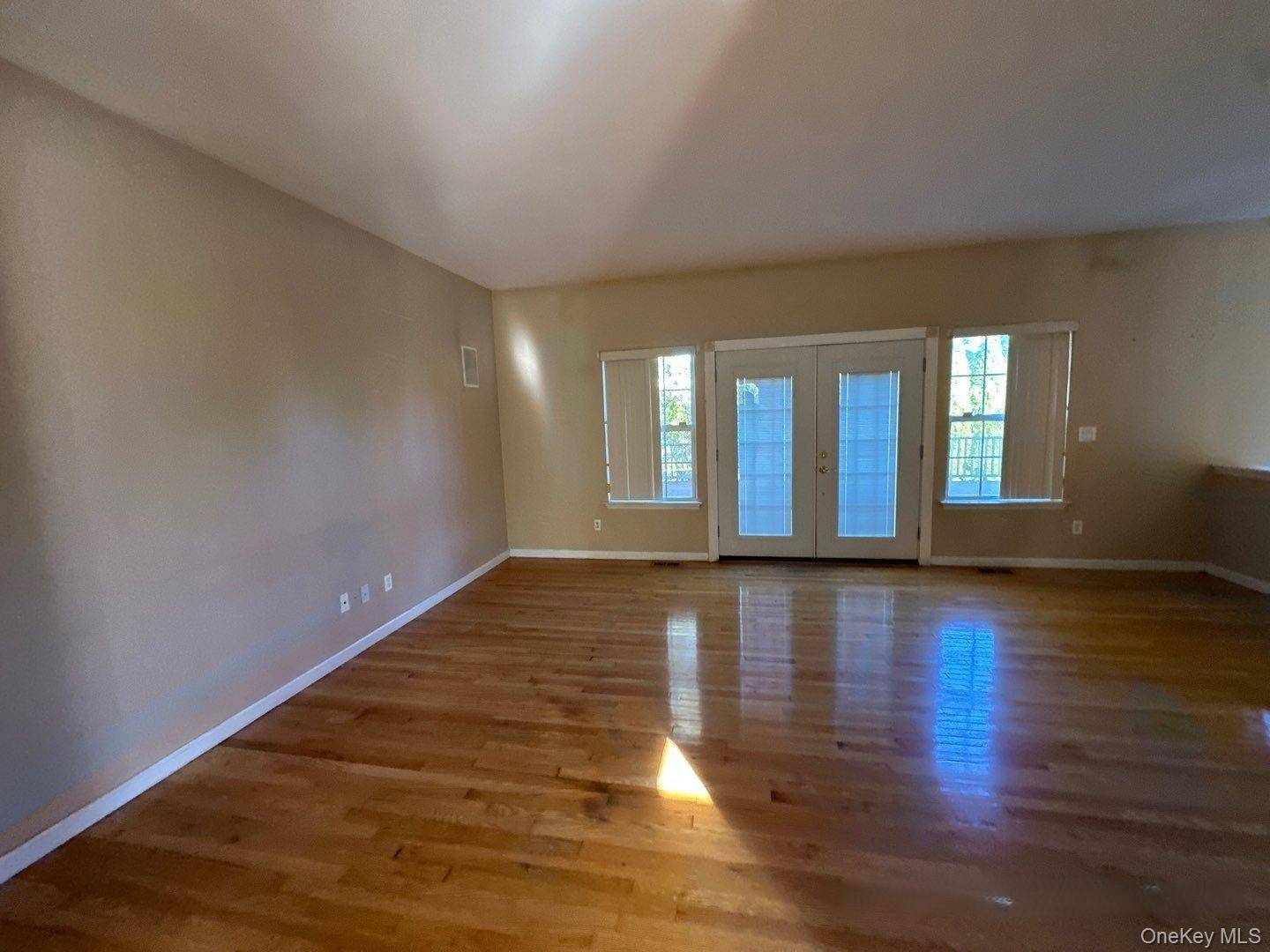 Casa de 4 Dormitorios en Venta en Coram - Nueva York - EE. UU. - 4