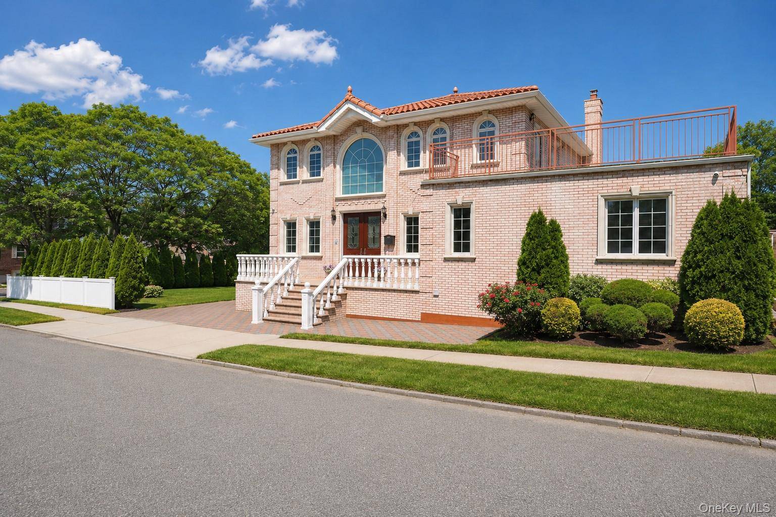 Casa com 4 Quartos à Venda em Douglaston - Nova Iorque - EUA - 2