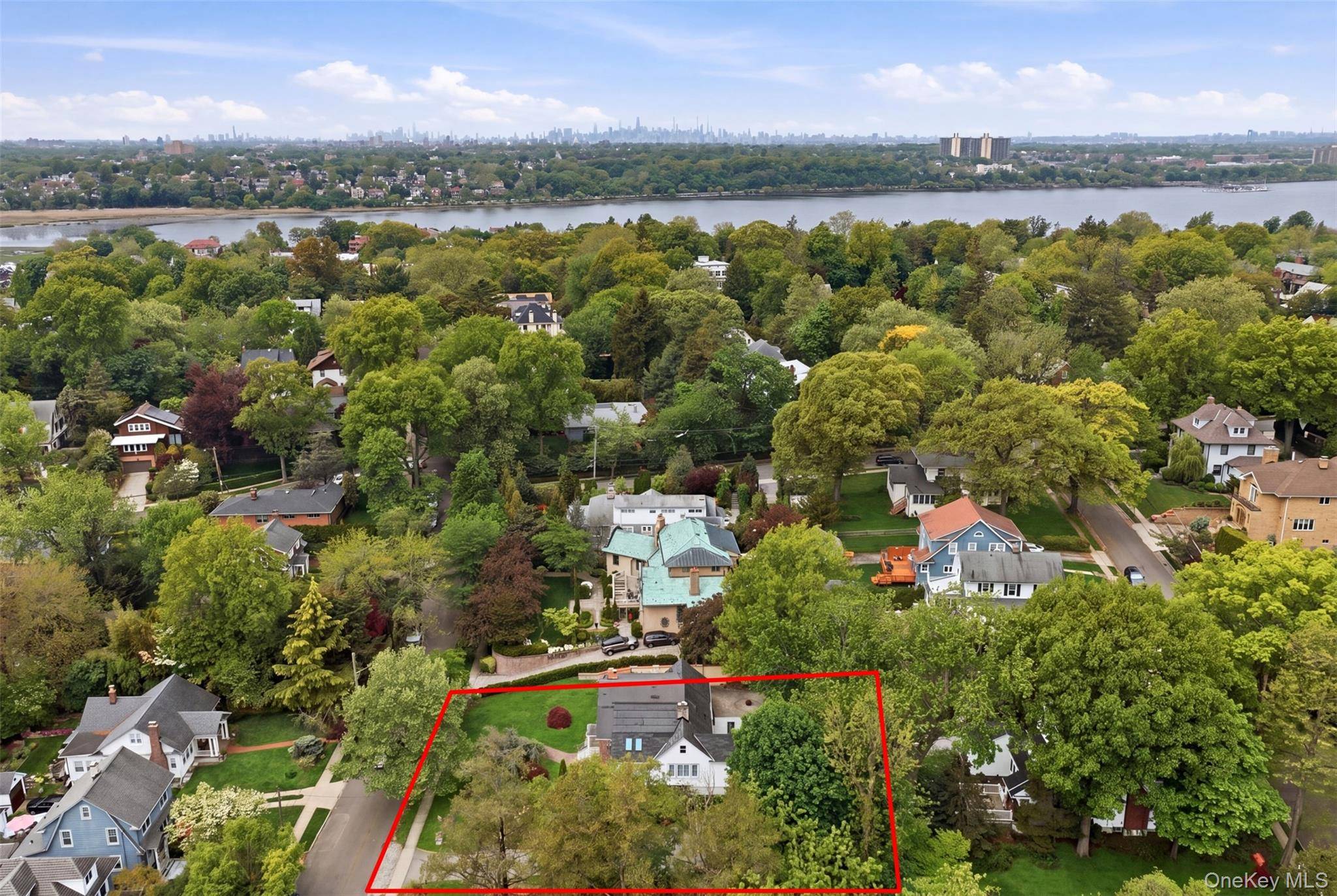 Casa com 4 Quartos à Venda em Douglaston - Nova Iorque - EUA - 1