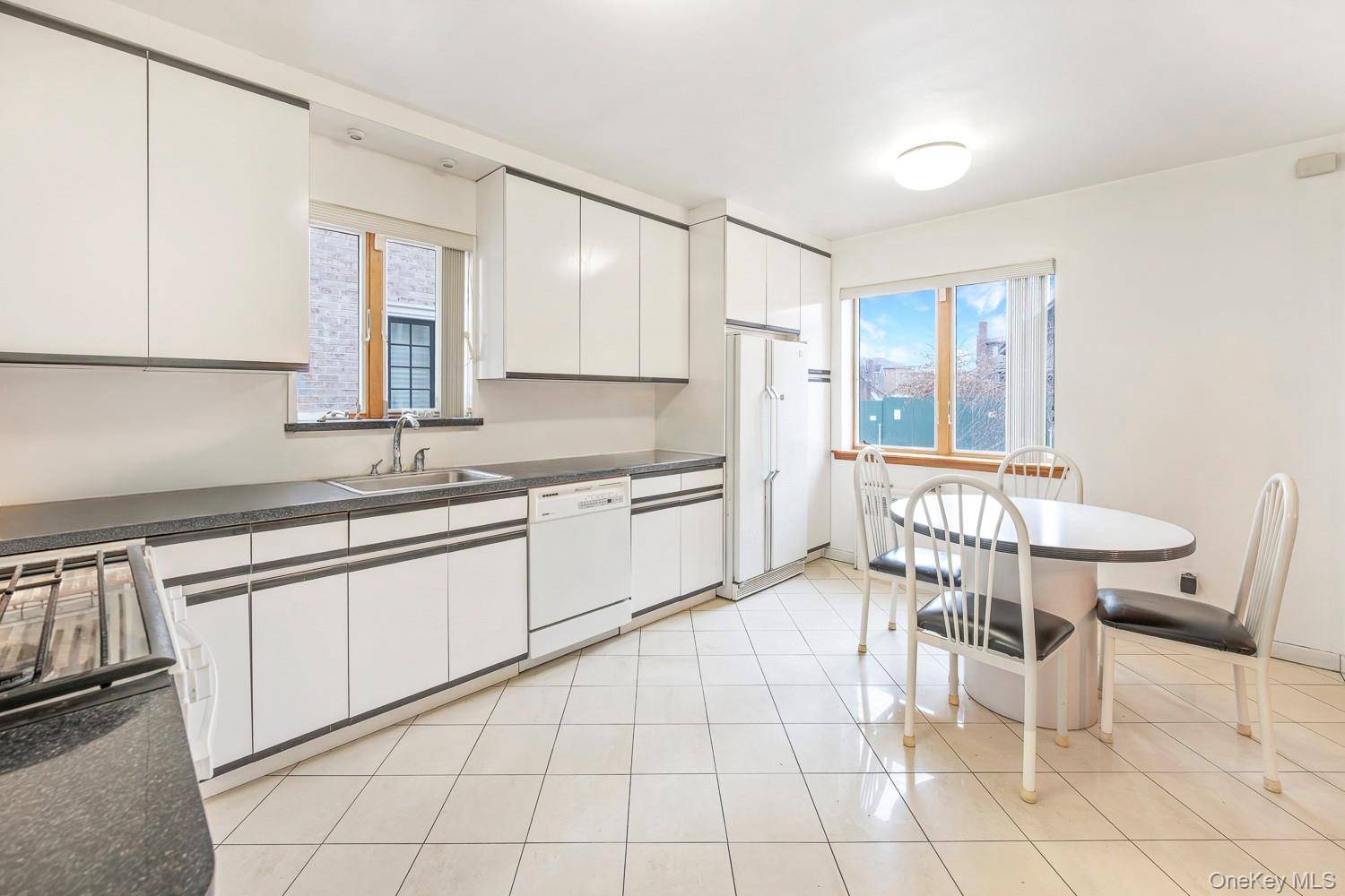 4 Bedroom Home for Sale in East Elmhurst - New York - USA - 7