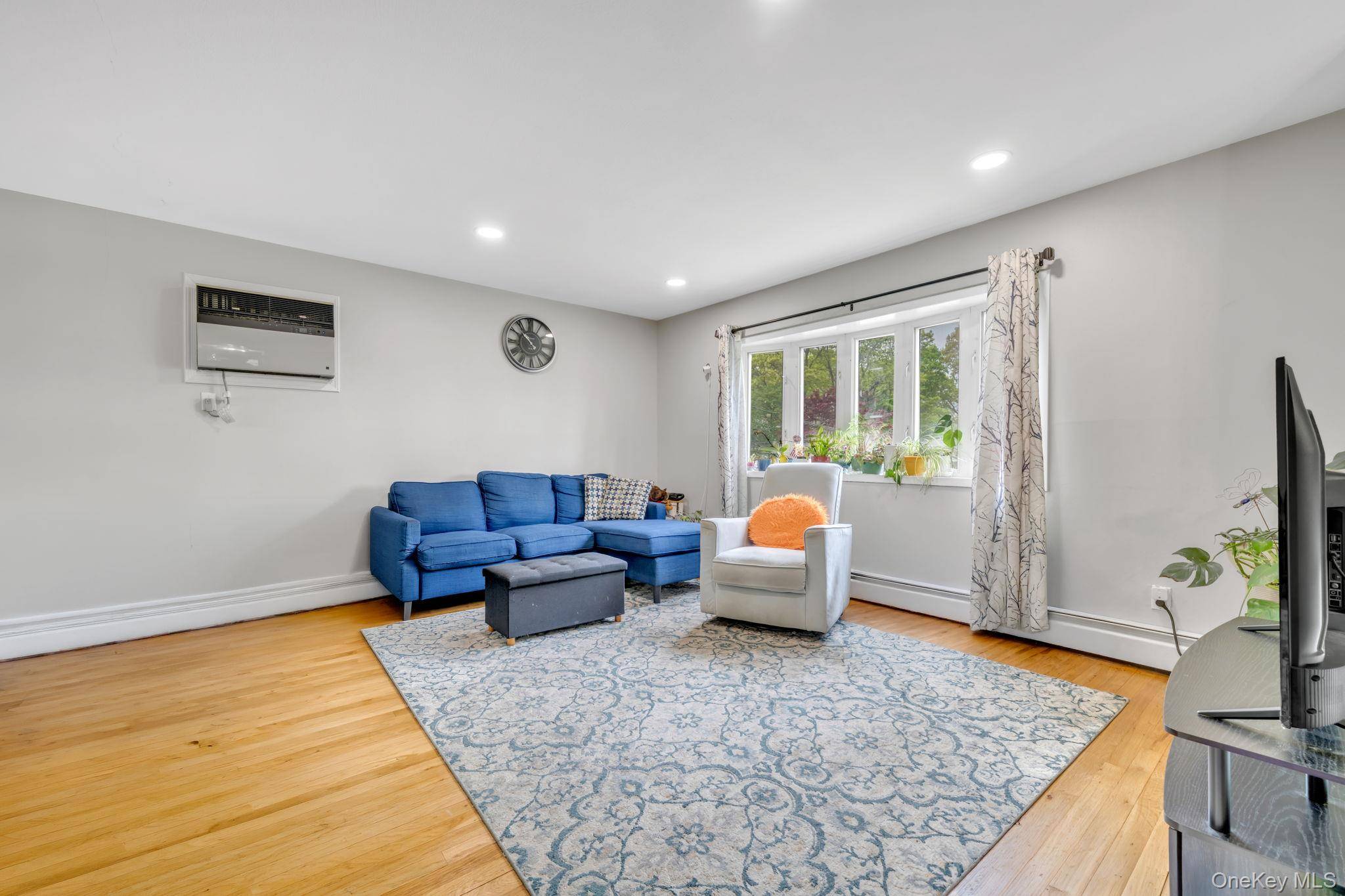 4 Bedroom Home for Sale in East Islip - New York - USA - 7