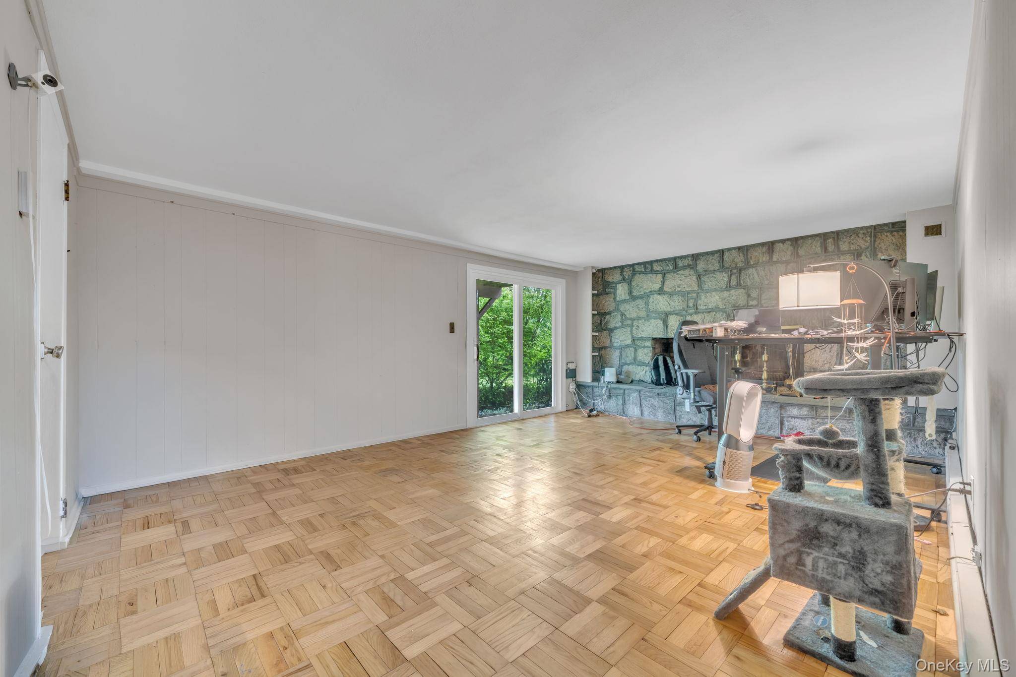 4 Bedroom Home for Sale in East Islip - New York - USA - 8