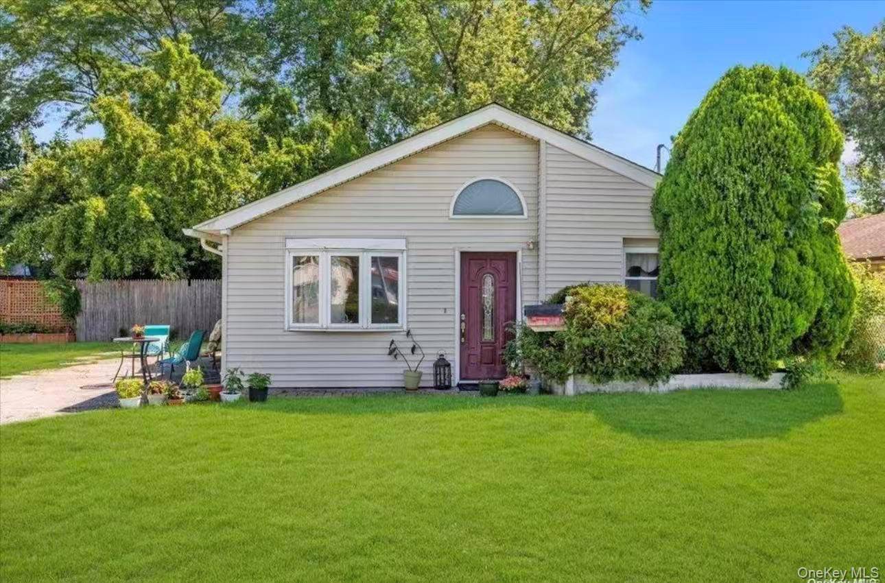 Casa de 4 Dormitorios en Venta en East Meadow - Nueva York - EE. UU. - 1