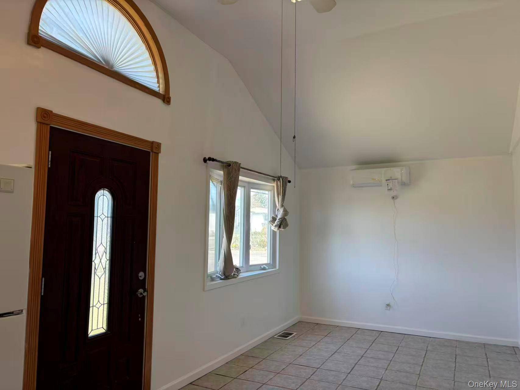 Casa de 4 Dormitorios en Venta en East Meadow - Nueva York - EE. UU. - 2