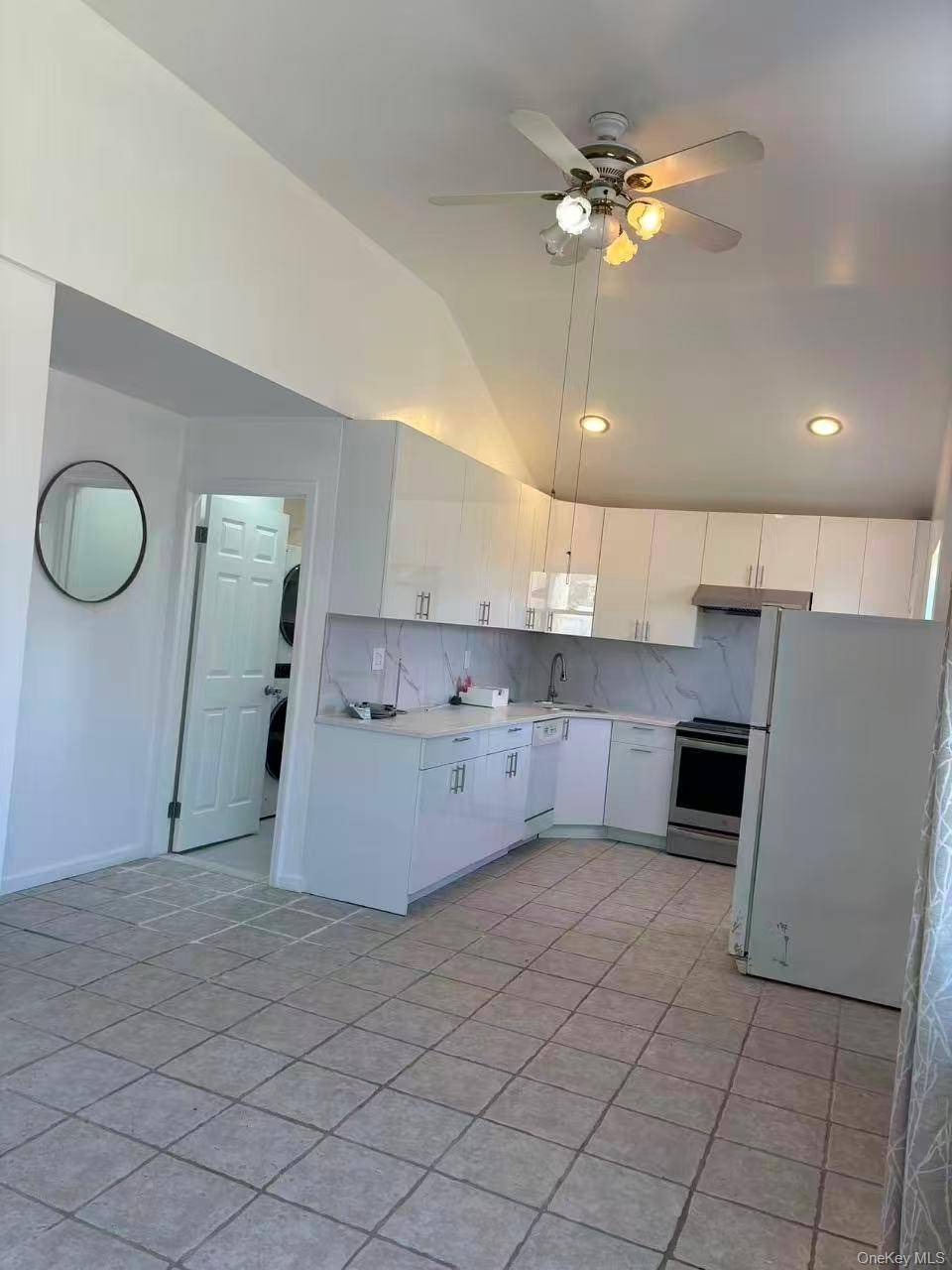 Casa de 4 Dormitorios en Venta en East Meadow - Nueva York - EE. UU. - 3
