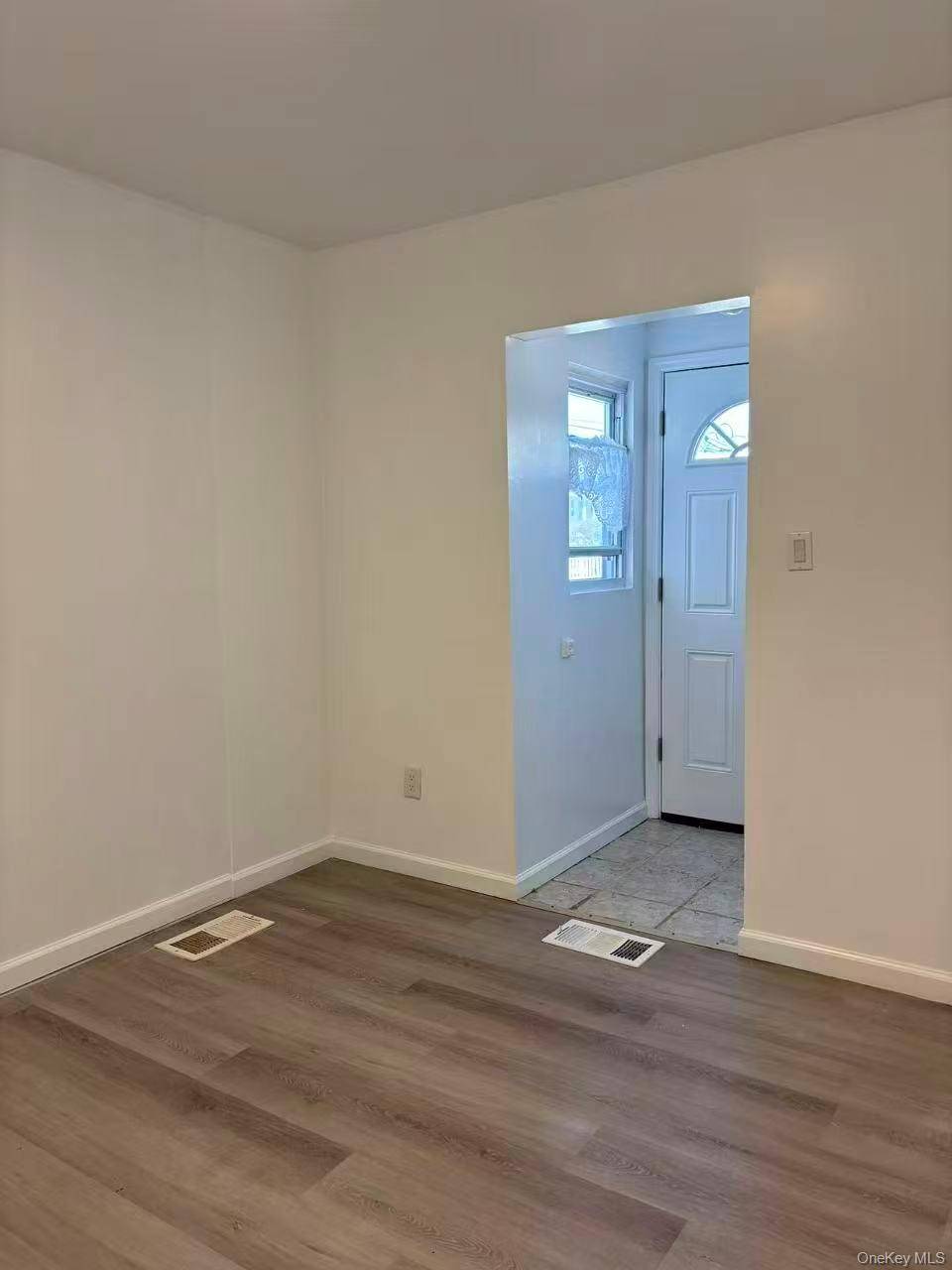 Casa de 4 Dormitorios en Venta en East Meadow - Nueva York - EE. UU. - 4