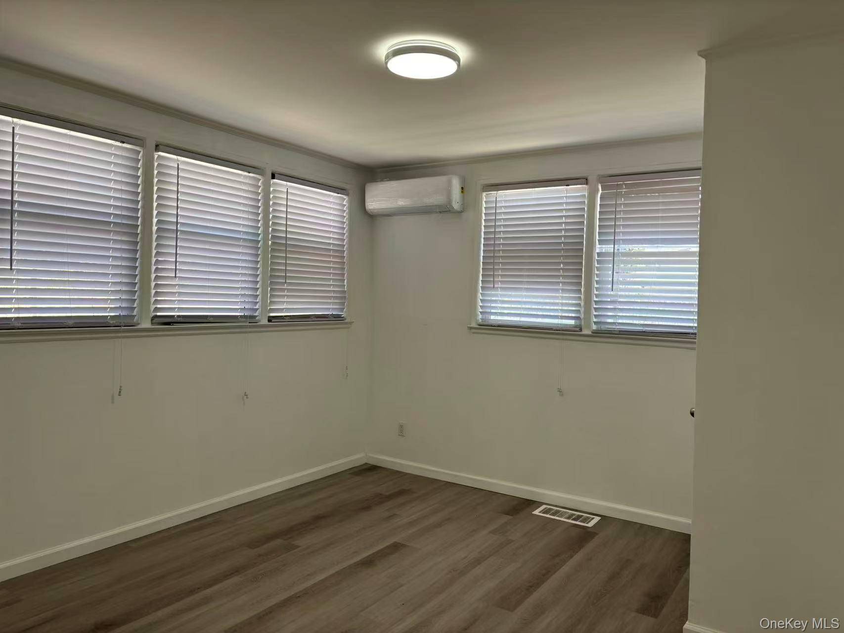 Casa de 4 Dormitorios en Venta en East Meadow - Nueva York - EE. UU. - 5