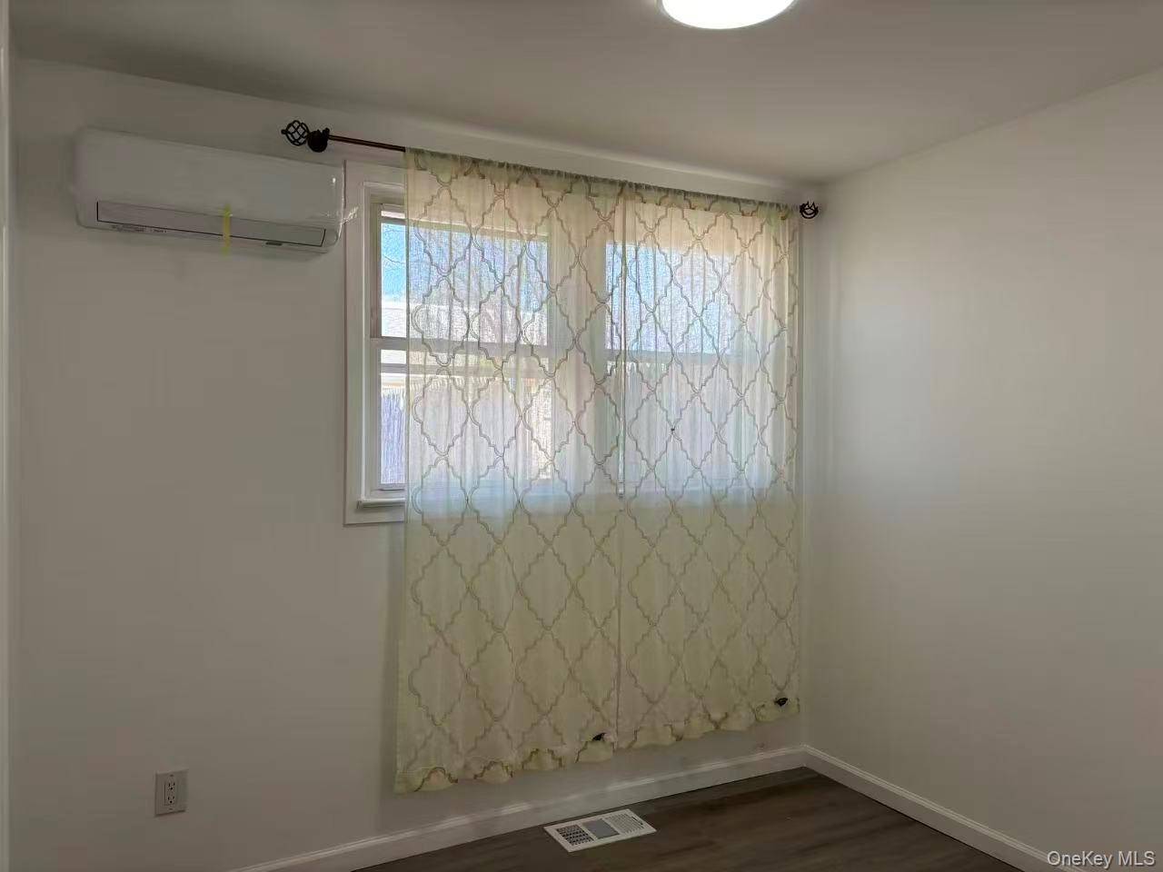 Casa de 4 Dormitorios en Venta en East Meadow - Nueva York - EE. UU. - 6