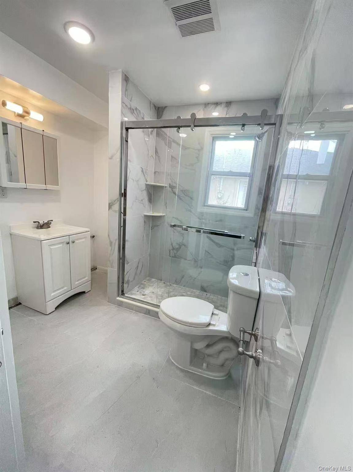 Casa de 4 Dormitorios en Venta en East Meadow - Nueva York - EE. UU. - 8