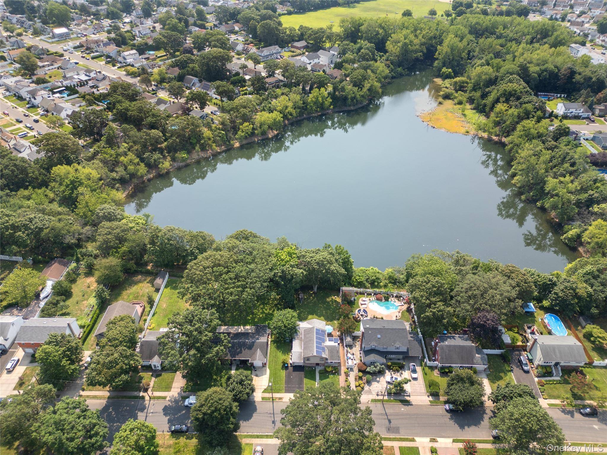 Casa com 4 Quartos à Venda em East Meadow - Nova Iorque - EUA - 1