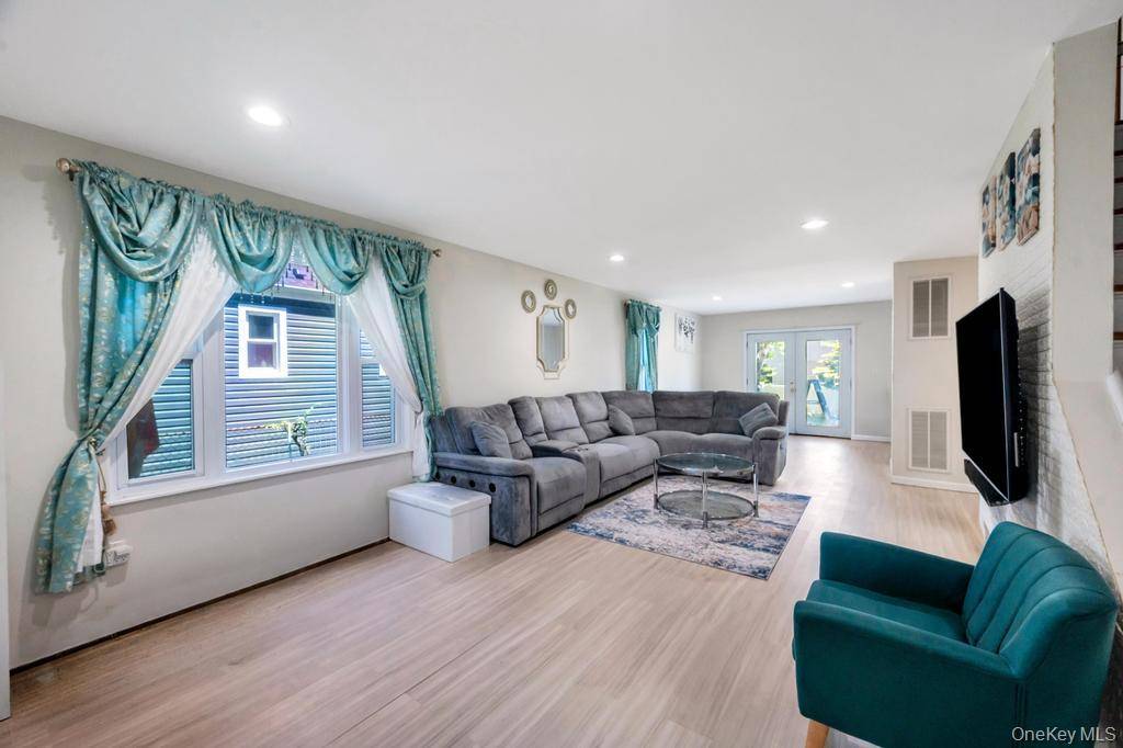Casa com 4 Quartos à Venda em East Meadow - Nova Iorque - EUA - 5