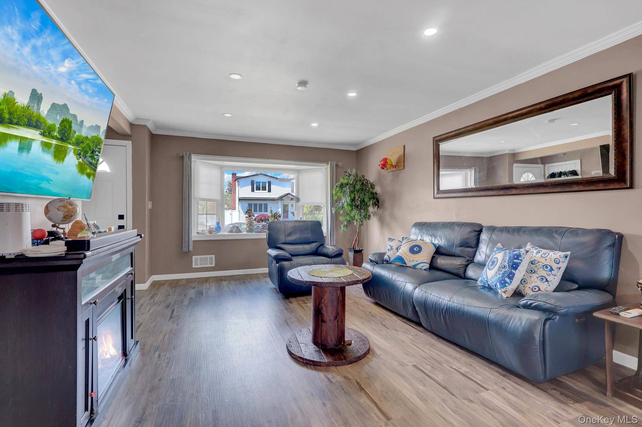 4 Bedroom Home for Sale in East Meadow - New York - USA - 6