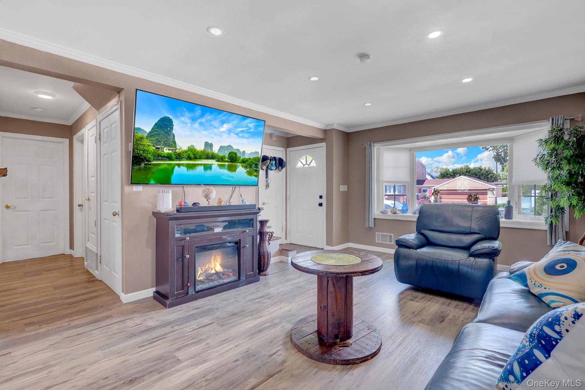 4 Bedroom Home for Sale in East Meadow - New York - USA - 7