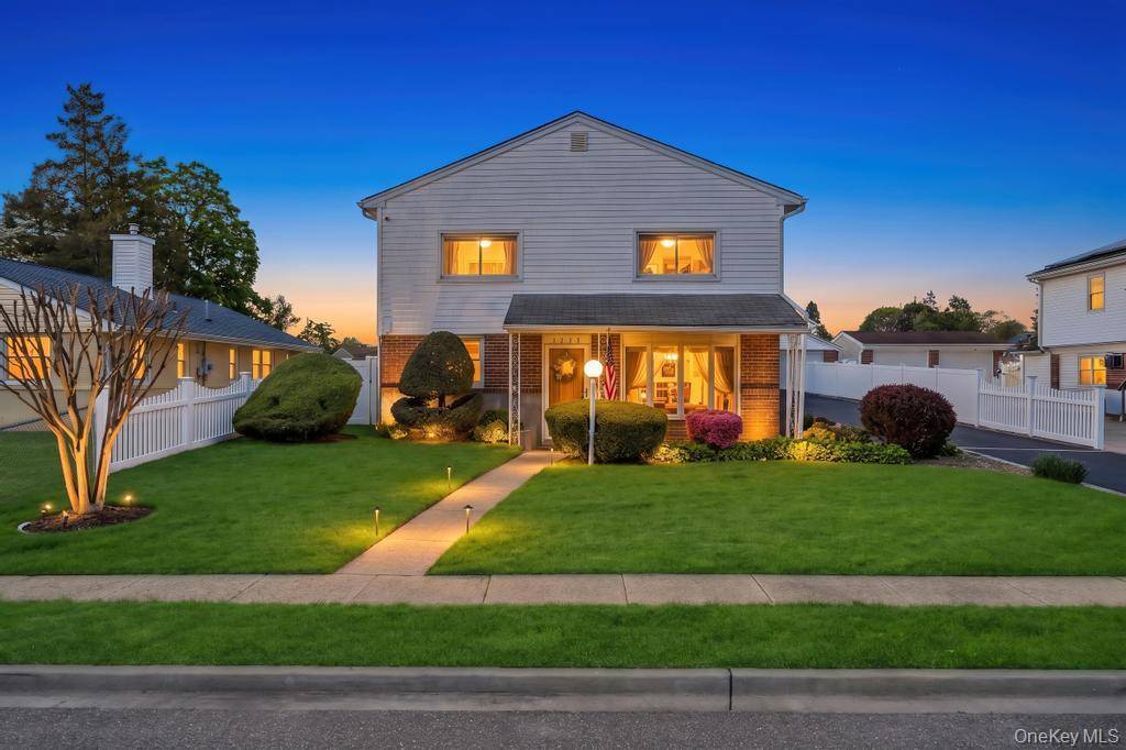 Casa de 4 Dormitorios en Venta en East Meadow - Nueva York - EE. UU. - 1