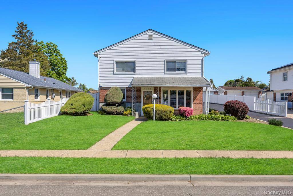 Casa de 4 Dormitorios en Venta en East Meadow - Nueva York - EE. UU. - 2