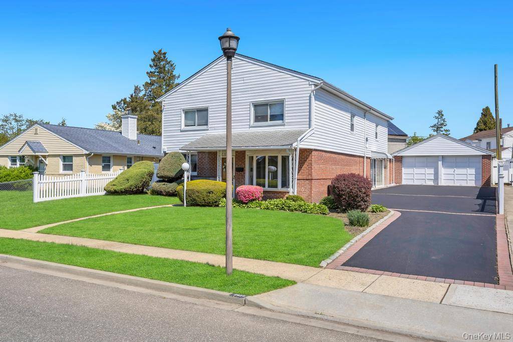 Casa de 4 Dormitorios en Venta en East Meadow - Nueva York - EE. UU. - 3